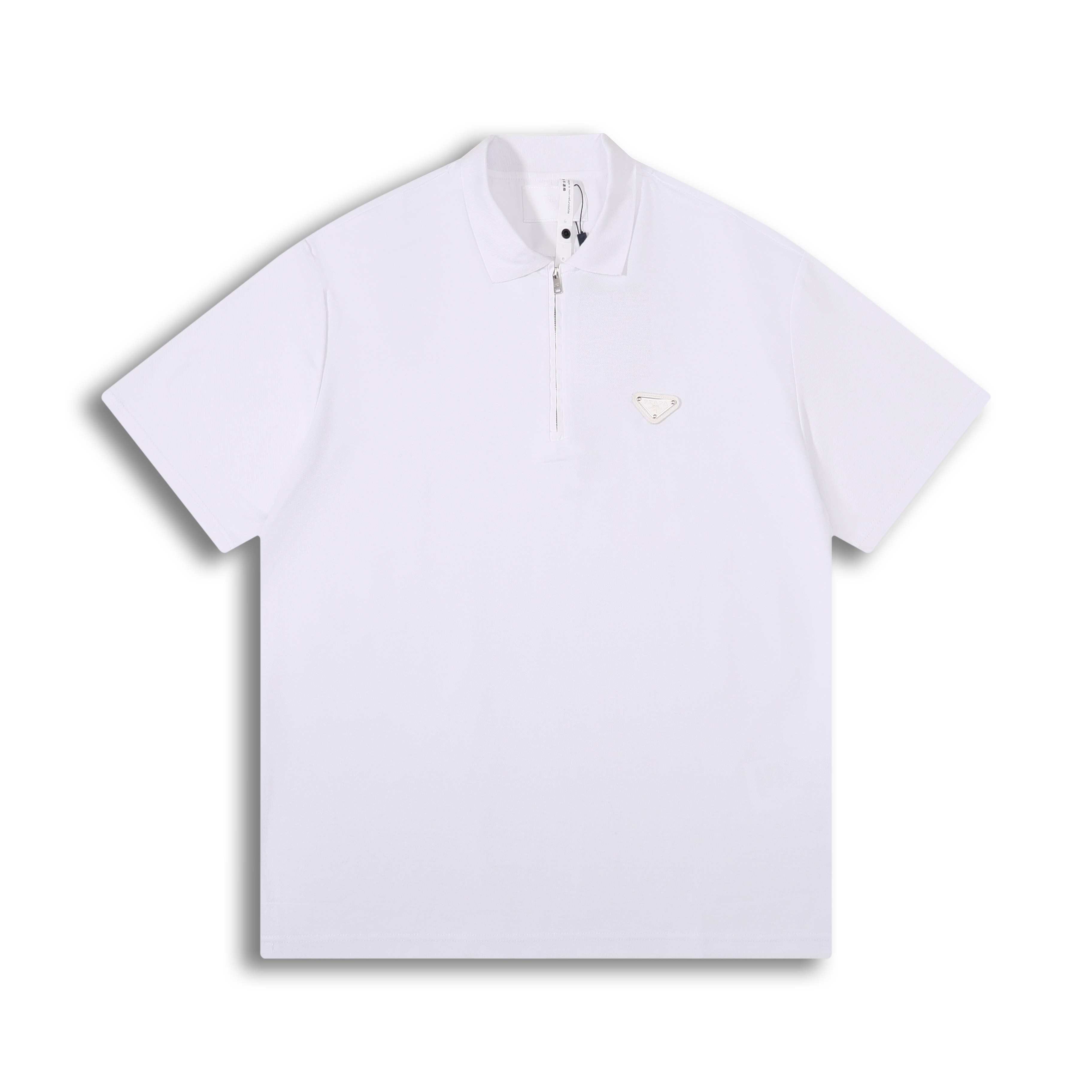 La versión correcta del nuevo Polo con microetiqueta de piqué metálico de alta calidad de Prad. Tiene un corte cuadrado…