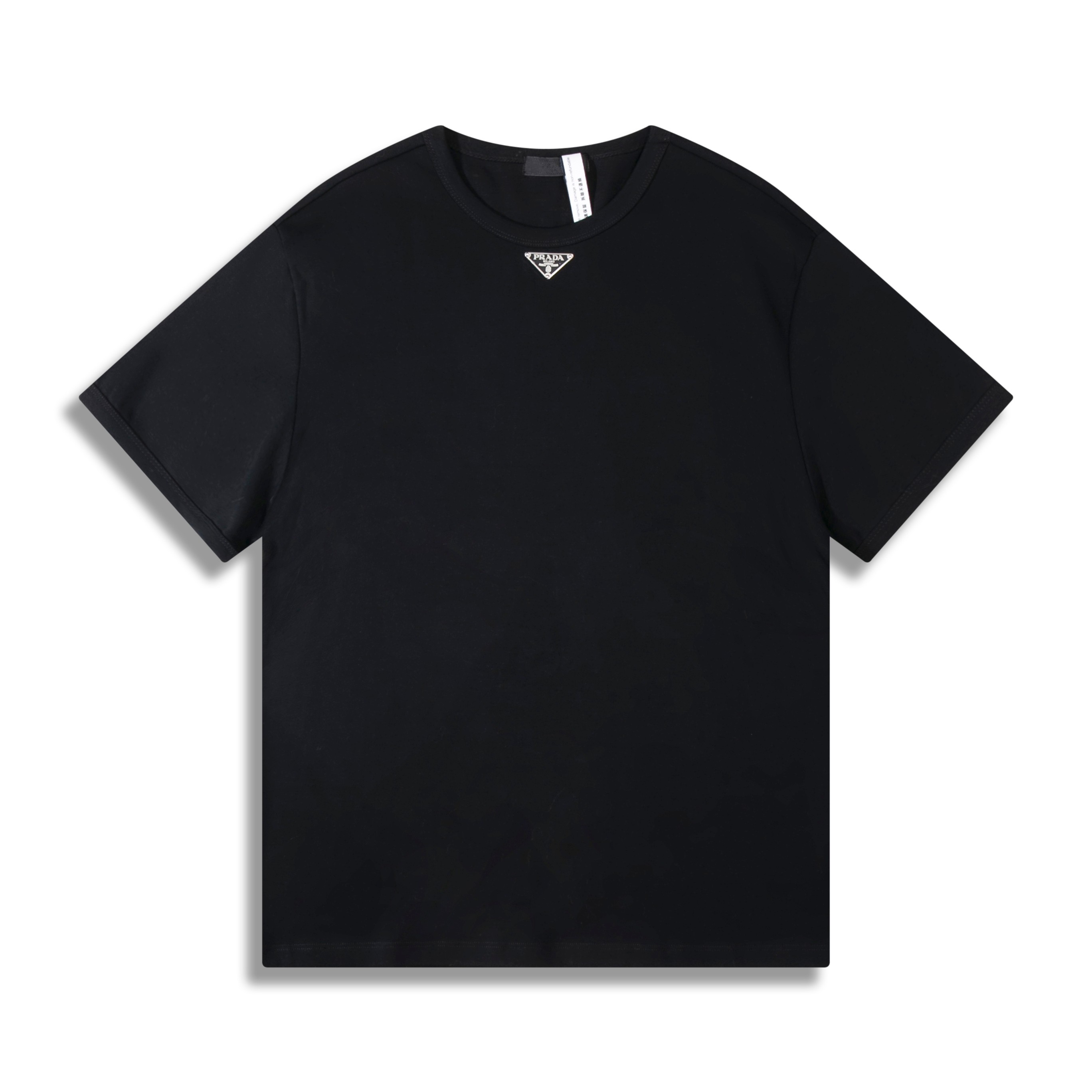 Versión correcta de la camiseta informal de manga corta con cuello redondo y logo de triángulo metálico con cuello de i…