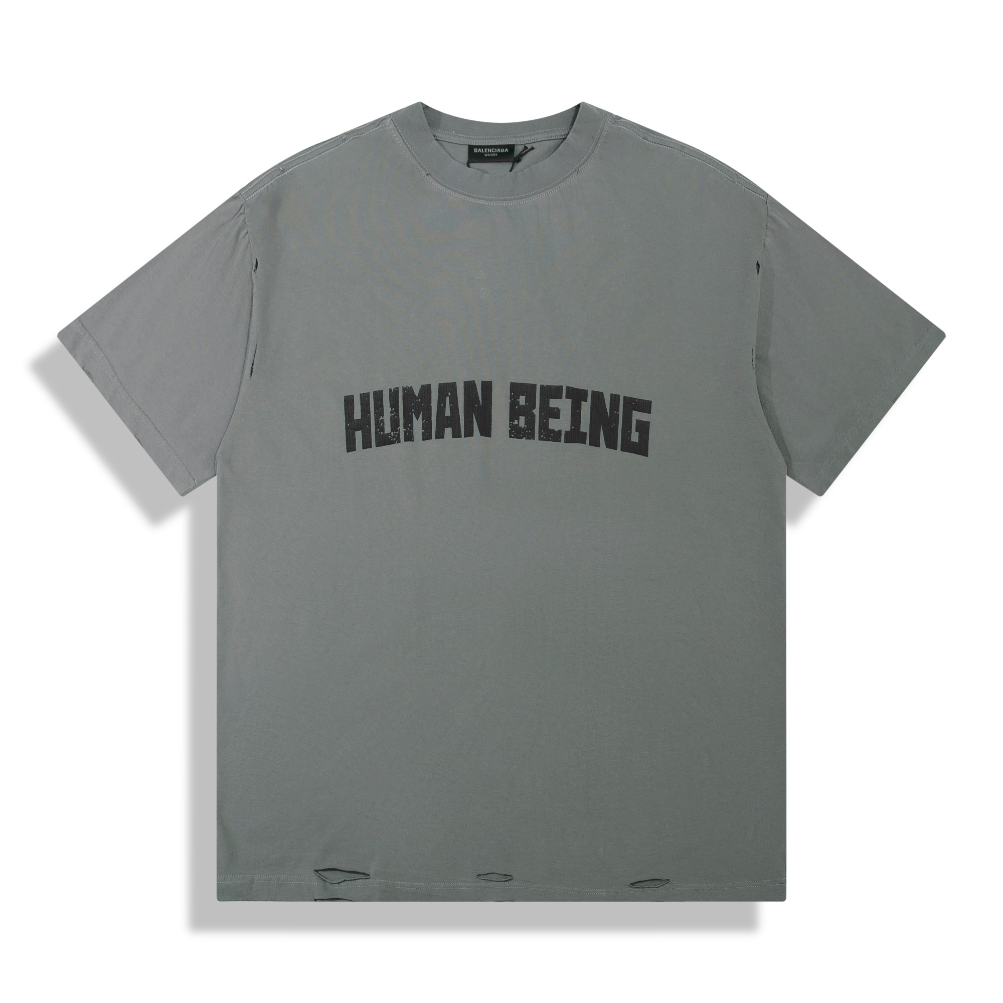 正确版高品质 P105 BLCG/25ss新款Human系列印花字母破坏不规则下摆短袖T恤 采用平纹针织面料，正面饰以human being艺术作品印花，下摆采用不规则破坏裁剪，整体走线平直细腻，面料舒适柔软，颜色一致无色差 能与同款搭配营造时尚造型，驾驭各种场合，定制辅料，三标齐全 男女同款！ SIZE : XS S M L