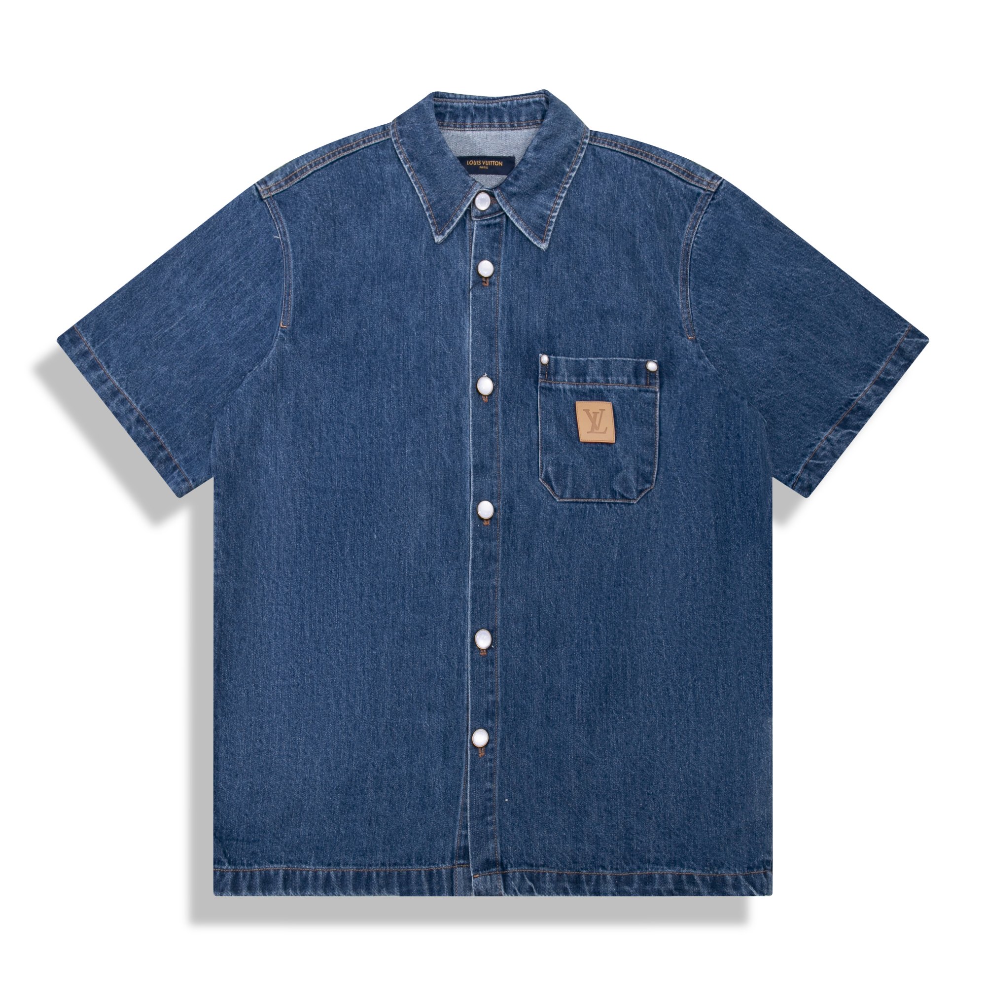 正确版高品质
P140 1V/25ss新款丹宁领标华背标语地球字母印花牛仔短袖
工艺说明：以宽松系扣廓形释放前卫气息。胸袋点缀压印 Marque L.Vuitton Déposée 标识的VVN皮革贴饰，秀场的Le Monde Est À Vous（世界是你们的）标语瞩目抒写于背后。整体走线平直细腻，面料舒适柔软，颜色一致无色差 能与同款搭配营造时尚造型，驾驭各种场合，定制辅料，三标齐全
 男女同款！
SIZE : S M L XL