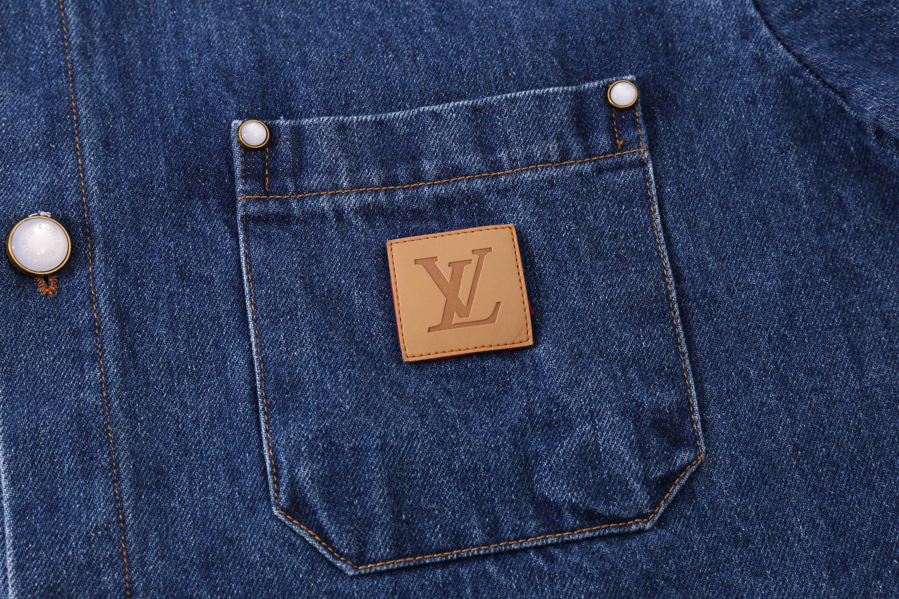 正确版高品质
P140 1V/25ss新款丹宁领标华背标语地球字母印花牛仔短袖
工艺说明:以宽松系扣廓形释放前卫气息。胸袋点缀压印 Marque L.Vuitton Déposée 标识的VVN皮革贴饰,秀场的Le Monde Est À Vous(世界是你们的)标语瞩目抒写于背后。整体走线平直细腻,面料舒适柔软,颜色一致无色差 能与同款搭配营造时尚造型,驾驭各种场合,定制辅料,三标齐全
男女同款!
SIZE : S M L XL