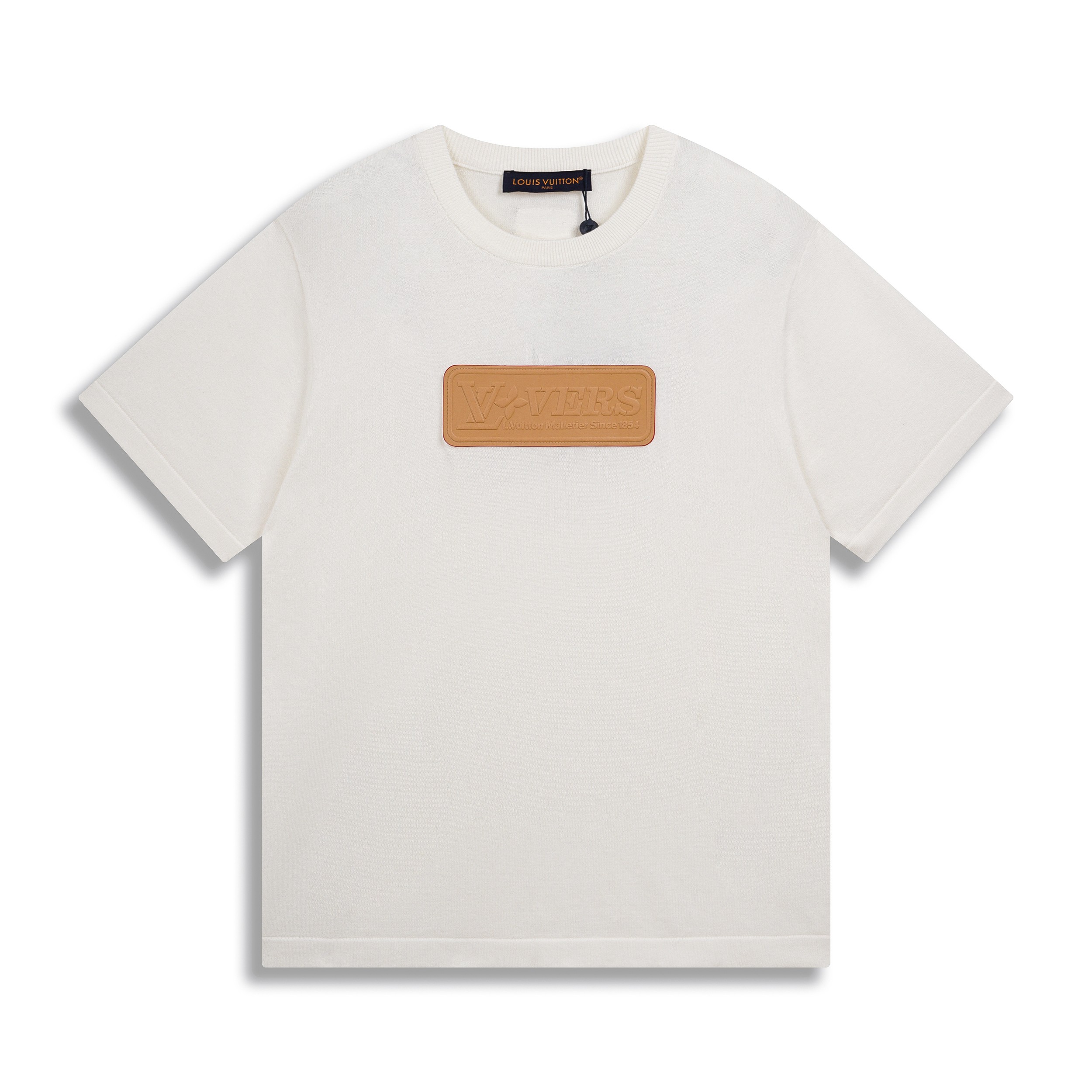 正确版高品质
P105 1V/2025ss新款浮雕压花皮章针织短袖

本款短袖圆领衫取材柔软棉质针织，为正面 VVN 皮革贴饰压印 1V Vers 标识，娓娓道出品牌皮具系列的悠久传承。后部小号 1V 皮革贴饰完善细节。
男女同款
码数: XS S M L