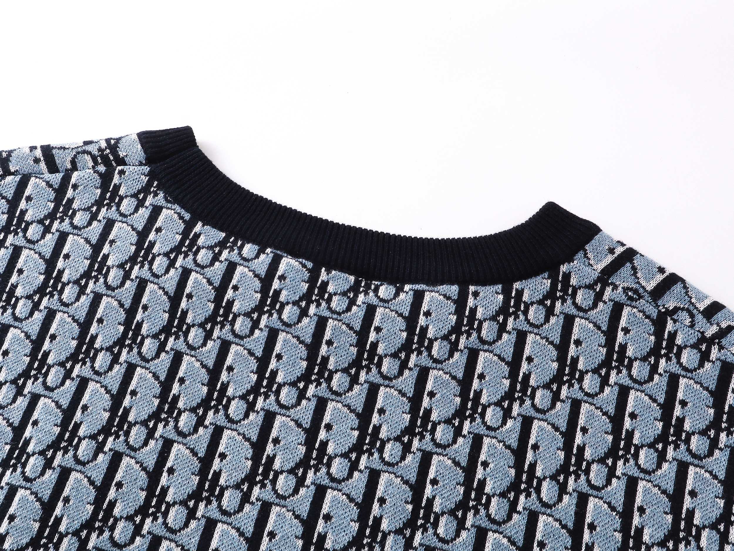 正确版高品质
P110 Dior/2025ss新款提花老花满织针织短袖
采用定织精梳全棉,蓝色色基调与白色镶饰交织出经典与现代的碰撞,全幅饰以Dior图案镶饰,品牌辨识度十足。
德国进口机提花组织而成,精确地控制纱线的排列和交织方式,在织机上精心交织,形成图案镶饰。采用接缝立体缝线,它通过在接缝处使用特定的缝纫方法,使衣物呈现出更加立体和贴合身体的效果。
男女同款!
Size:XS S M L