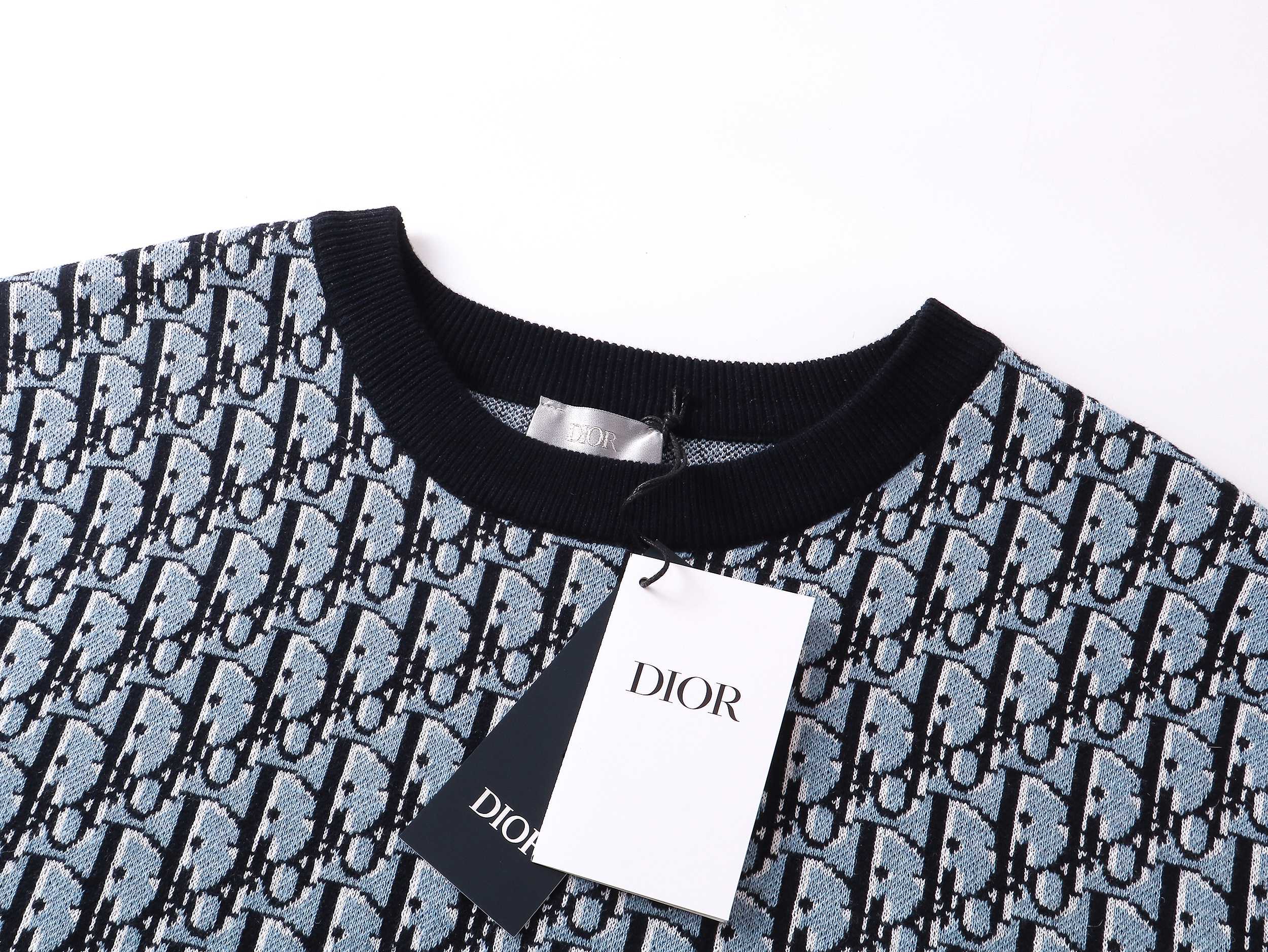 正确版高品质
P110 Dior/2025ss新款提花老花满织针织短袖
采用定织精梳全棉,蓝色色基调与白色镶饰交织出经典与现代的碰撞,全幅饰以Dior图案镶饰,品牌辨识度十足。
德国进口机提花组织而成,精确地控制纱线的排列和交织方式,在织机上精心交织,形成图案镶饰。采用接缝立体缝线,它通过在接缝处使用特定的缝纫方法,使衣物呈现出更加立体和贴合身体的效果。
男女同款!
Size:XS S M L