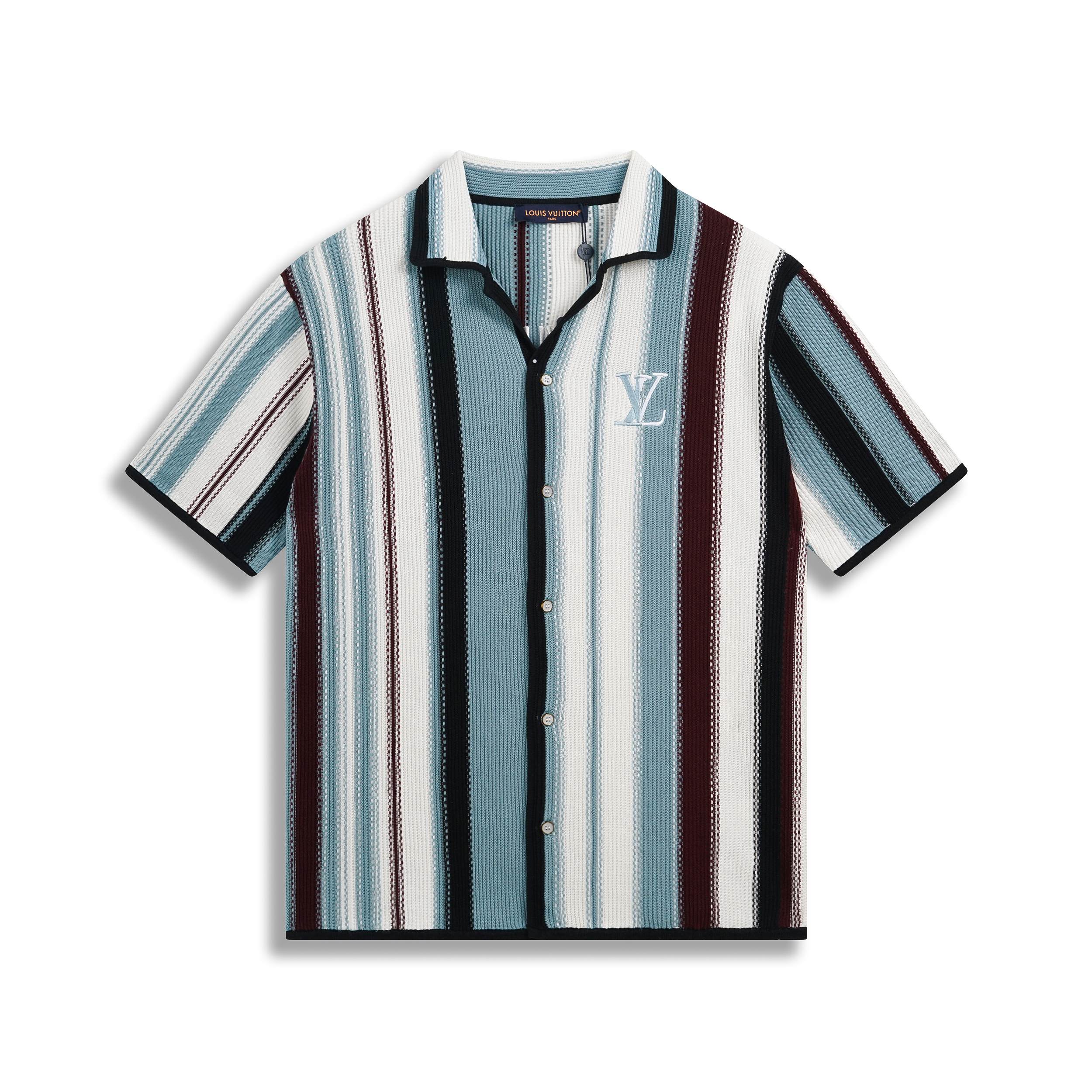 P130 1V/2025ss nueva camisa de punto bordada a rayas con bloques de color. Tiene una silueta holgada y transpirable con…
