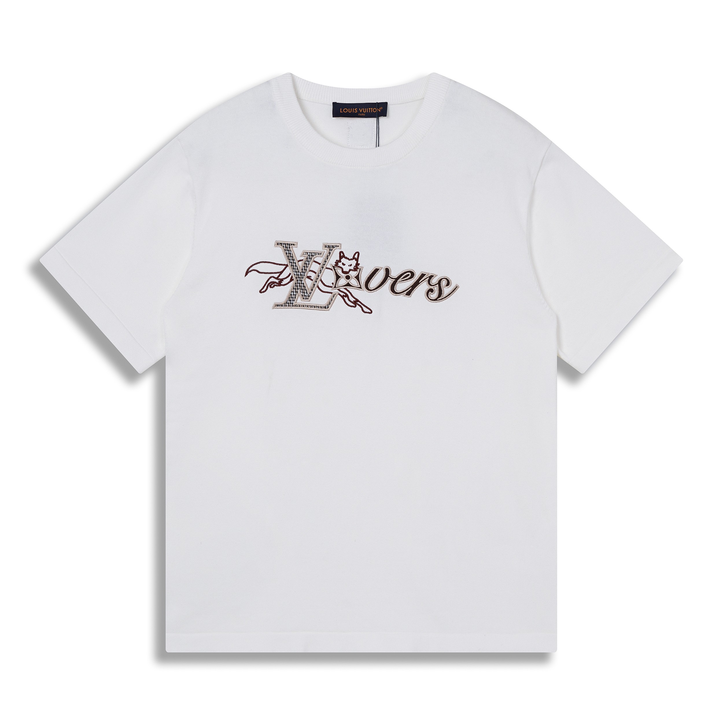 P85 1V/2026 nueva camiseta de punto con bordado de zorro y logo. Esta camiseta de punto tiene una base de blanco puro, …