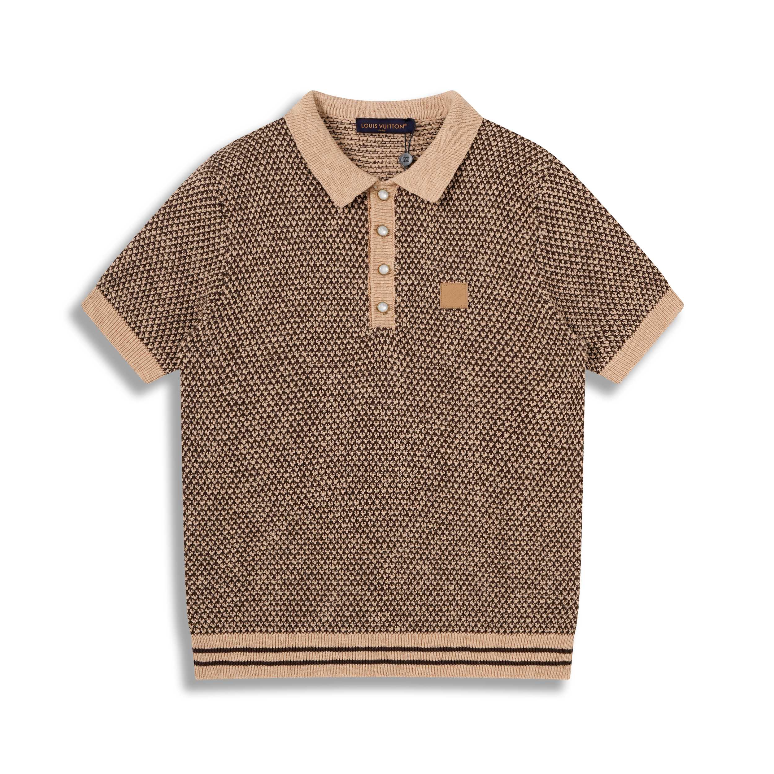 P110 1V/2026 nueva polo de punto de malla con insignia de piel. La polo de punto de espiga está tejida con hilo de lana…