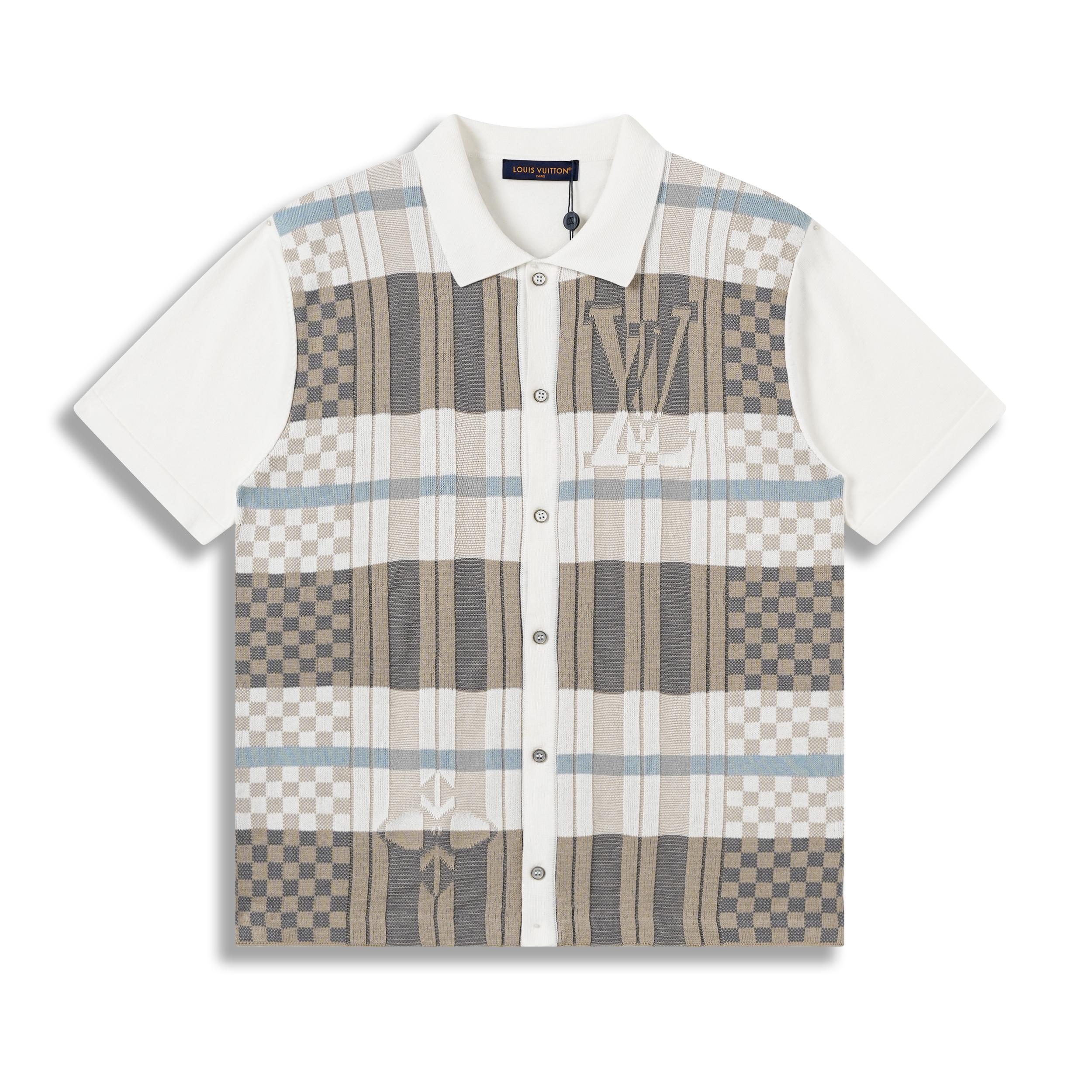 P110 1V/2026 nueva chaqueta de punto de manga corta con jacquard de cuadros y rayas. Esta camisa de punto de algodón de…
