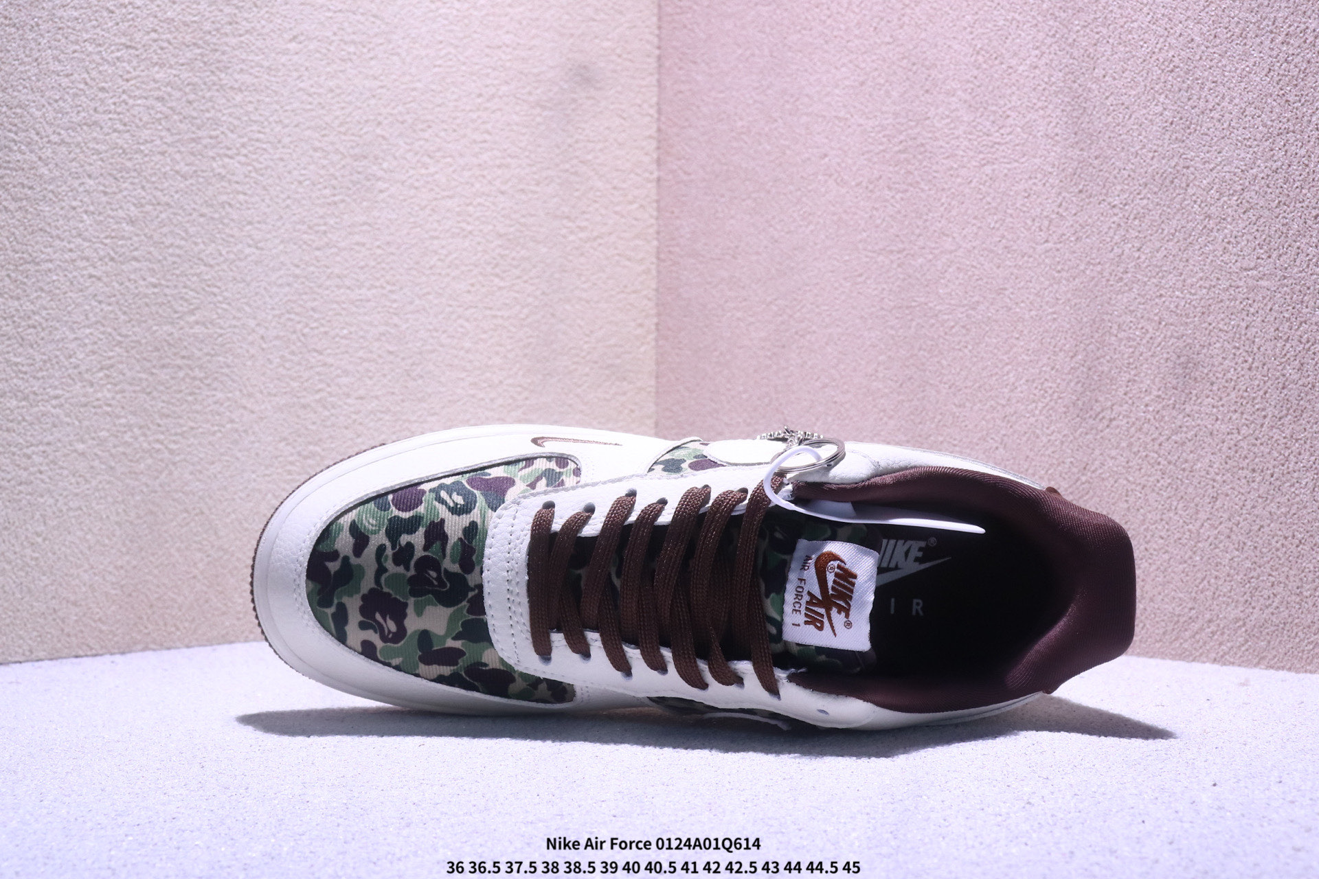 💰220
耐克 Nike Air Force 1 &lsquo;07 Low 运动板鞋空军一号 AF1 原楦头原纸板 打造纯正空军版型
专注外贸渠道 全掌内置蜂窝气垫 原盒配件 原厂中底钢印、拉帮完美  官方同步上架。
尺码：36 36.5 37.5 38 38.5 39 40 40.5 41 42 42.5 43 44 45
XM0124Q614