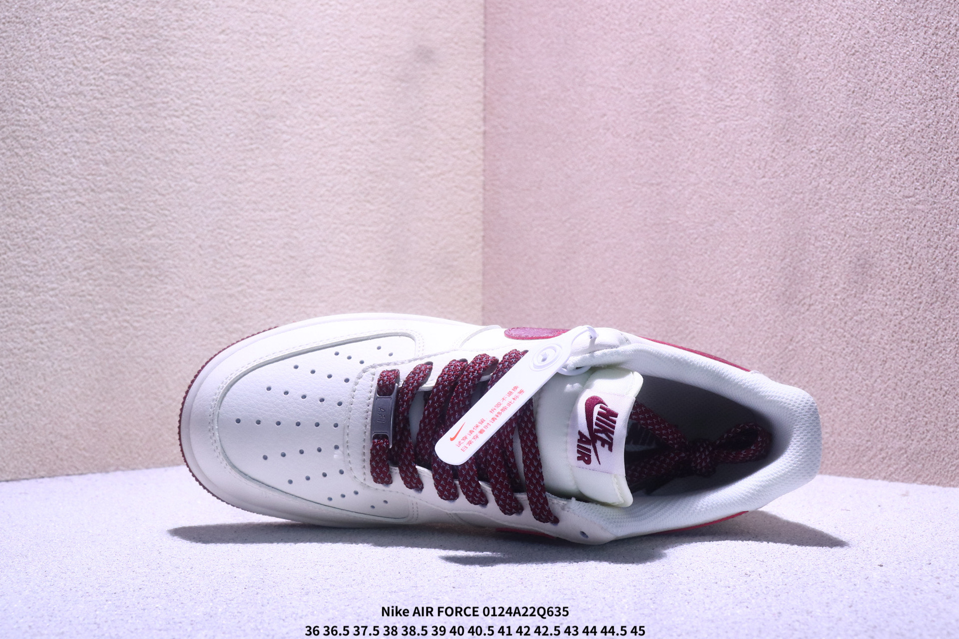 💰360
红运Air Force，马年开挂 AIR FORCE 1 马年特别款，红蓝撞色搭配麂皮拼接，鞋身&ldquo;吉祥&rdquo;刺绣与骏马挂饰呼应新年氛围，Air气垫缓震舒适，日常出街自带喜庆气场，既是新年战靴也是转运神器，寓意马年吉祥如意，颜值与好运双在线。
货号：FC1688-265
Size：36 36.5 37.5 38 38.5 39 40 40.5 41 42 42.5 43 44 44.5 45
XM0124Q635