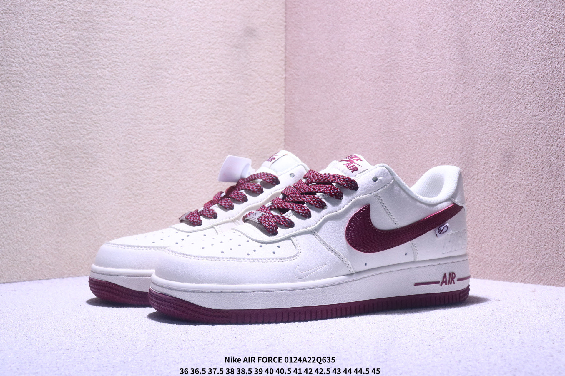 💰360
红运Air Force，马年开挂 AIR FORCE 1 马年特别款，红蓝撞色搭配麂皮拼接，鞋身&ldquo;吉祥&rdquo;刺绣与骏马挂饰呼应新年氛围，Air气垫缓震舒适，日常出街自带喜庆气场，既是新年战靴也是转运神器，寓意马年吉祥如意，颜值与好运双在线。
货号：FC1688-265
Size：36 36.5 37.5 38 38.5 39 40 40.5 41 42 42.5 43 44 44.5 45
XM0124Q635