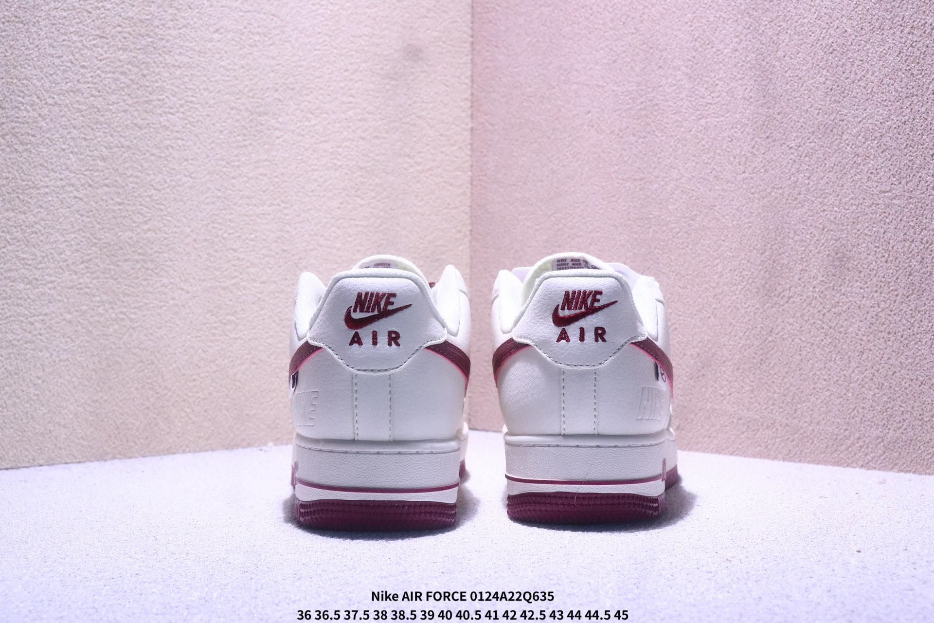 💰360
红运Air Force，马年开挂 AIR FORCE 1 马年特别款，红蓝撞色搭配麂皮拼接，鞋身&ldquo;吉祥&rdquo;刺绣与骏马挂饰呼应新年氛围，Air气垫缓震舒适，日常出街自带喜庆气场，既是新年战靴也是转运神器，寓意马年吉祥如意，颜值与好运双在线。
货号：FC1688-265
Size：36 36.5 37.5 38 38.5 39 40 40.5 41 42 42.5 43 44 44.5 45
XM0124Q635