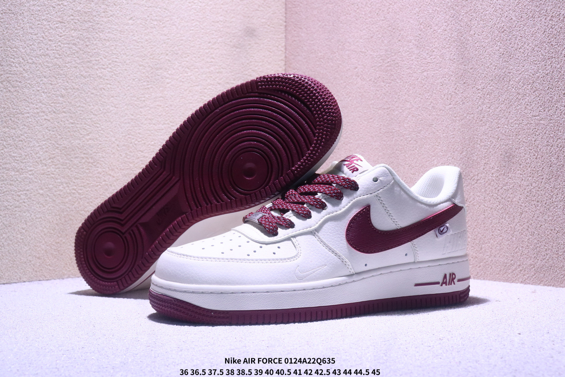 💰360
红运Air Force，马年开挂 AIR FORCE 1 马年特别款，红蓝撞色搭配麂皮拼接，鞋身&ldquo;吉祥&rdquo;刺绣与骏马挂饰呼应新年氛围，Air气垫缓震舒适，日常出街自带喜庆气场，既是新年战靴也是转运神器，寓意马年吉祥如意，颜值与好运双在线。
货号：FC1688-265
Size：36 36.5 37.5 38 38.5 39 40 40.5 41 42 42.5 43 44 44.5 45
XM0124Q635