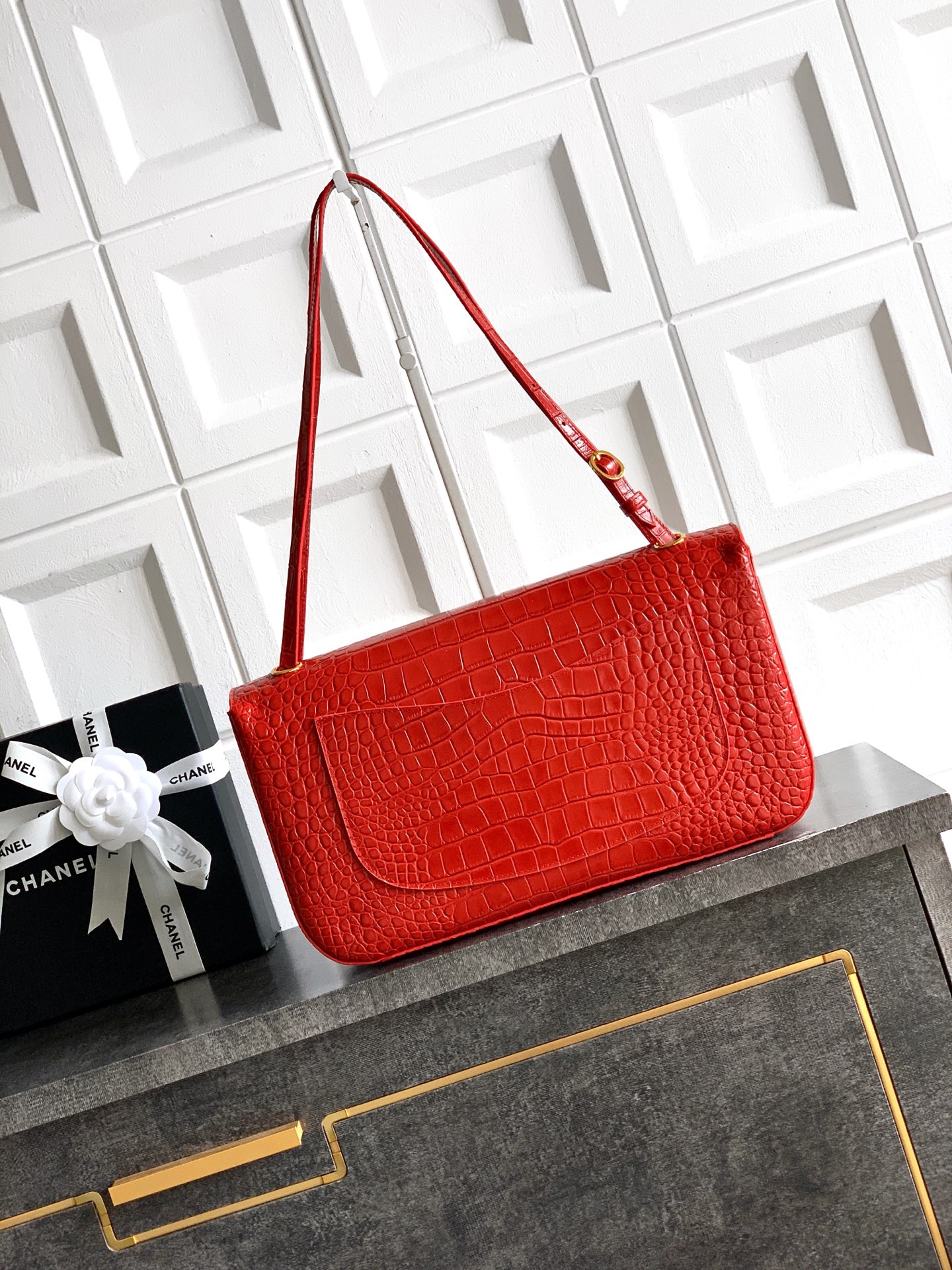 CHANEL Crocodile-Embossed Leather Shoulder Bag red