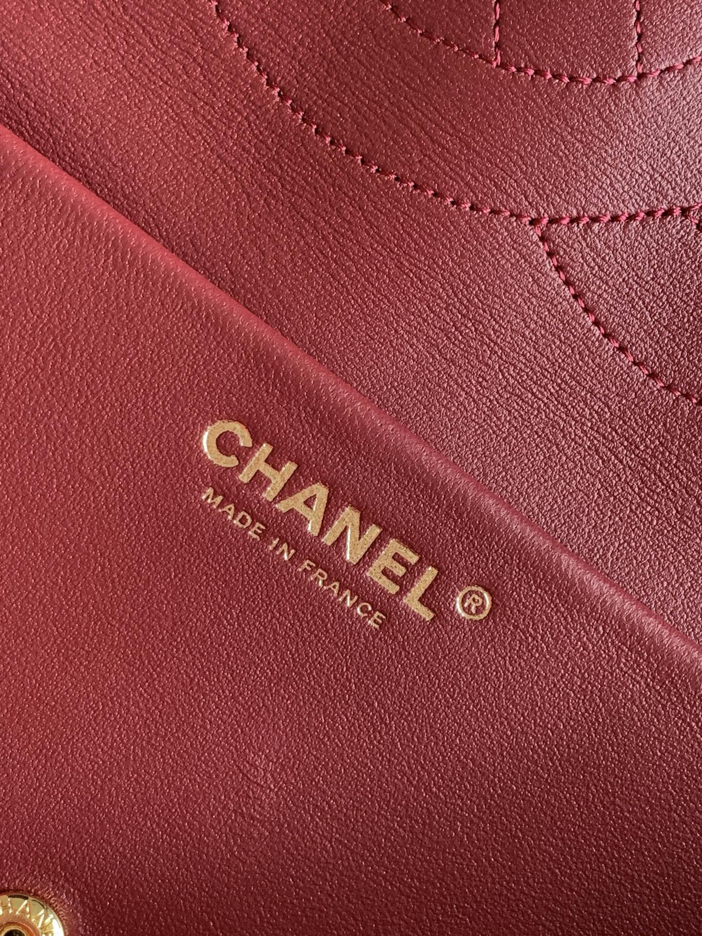 CHANEL Crocodile-Embossed Leather Shoulder Bag red
