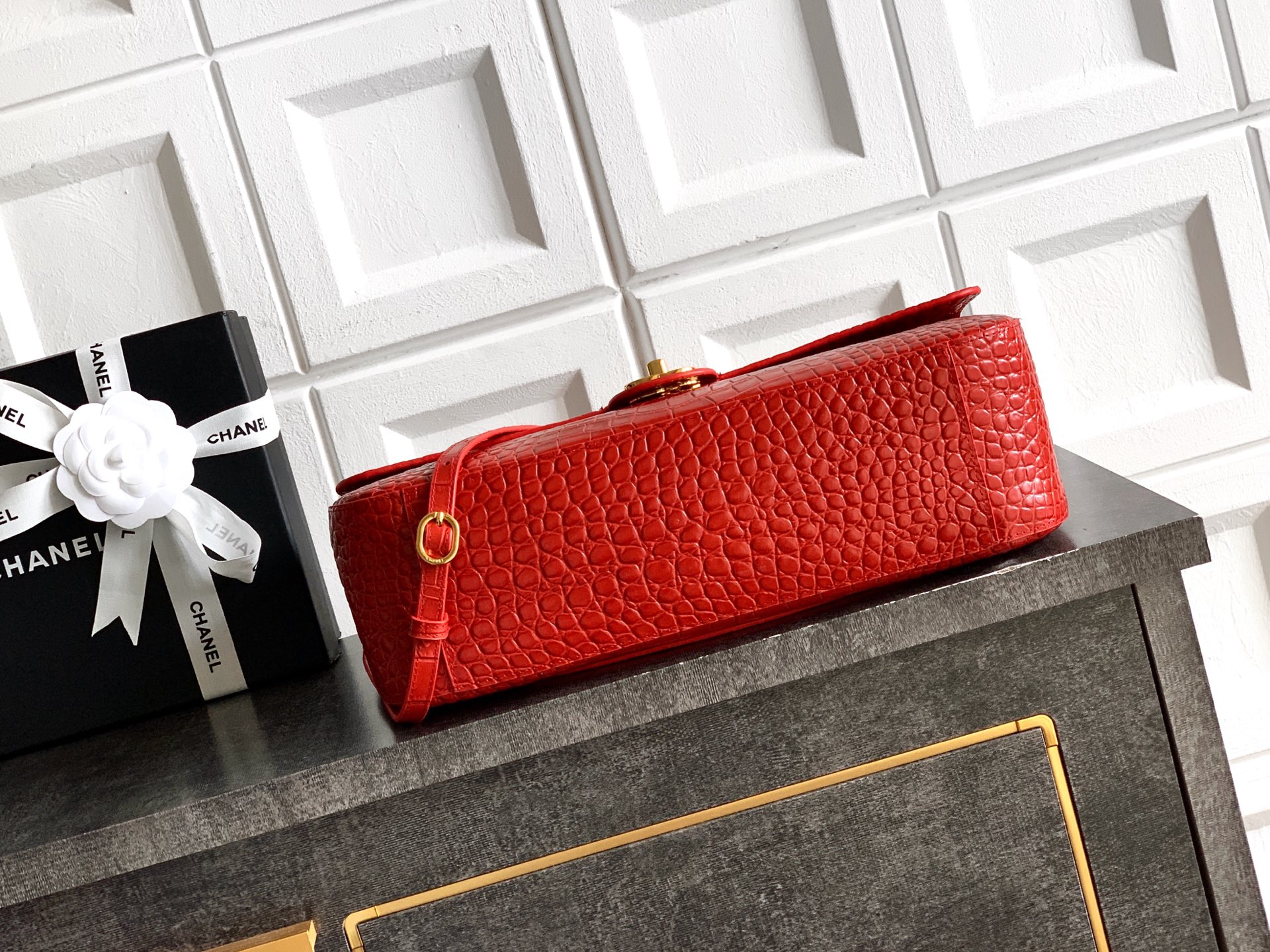 CHANEL Crocodile-Embossed Leather Shoulder Bag red
