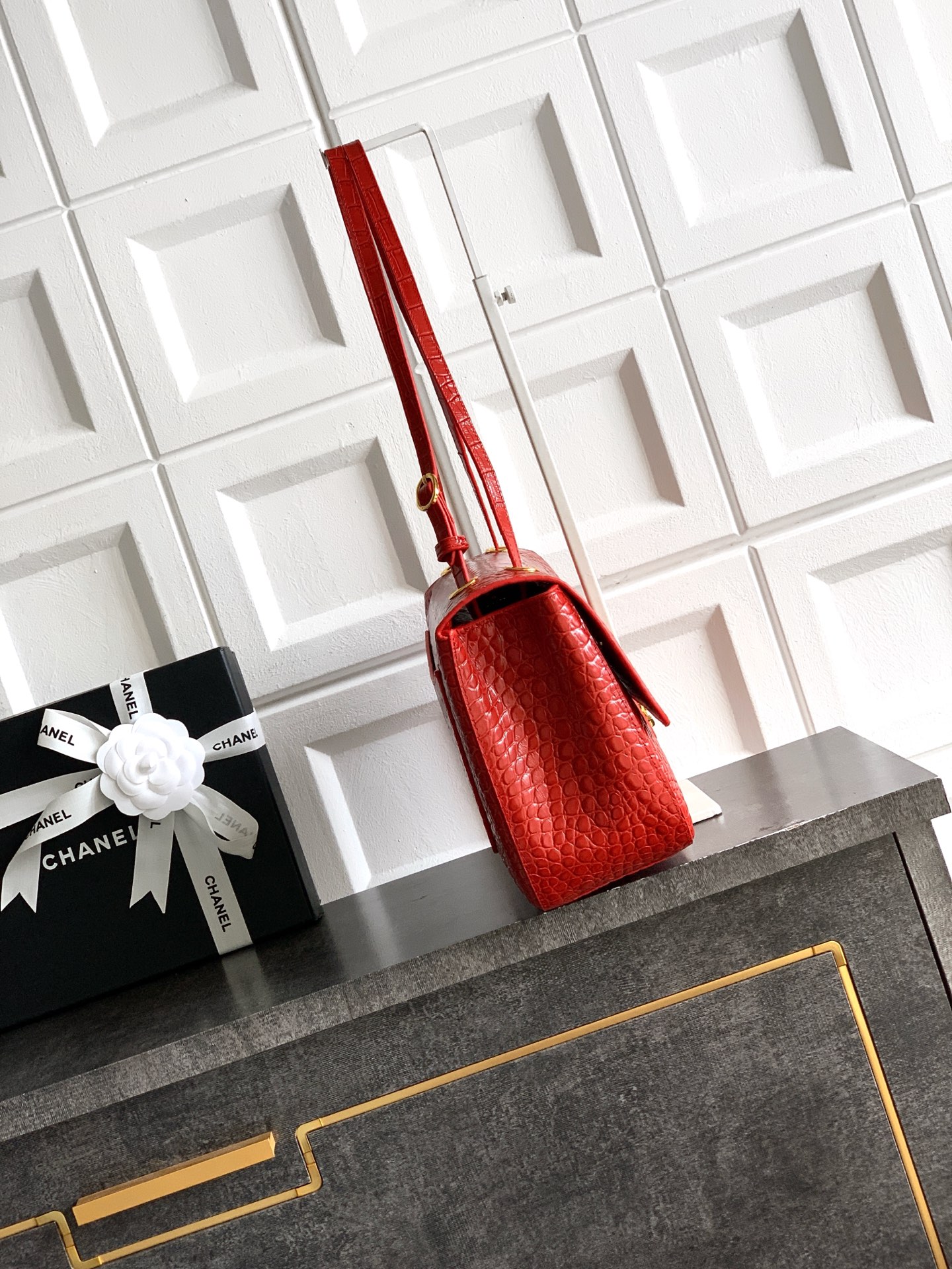 CHANEL Crocodile-Embossed Leather Shoulder Bag red
