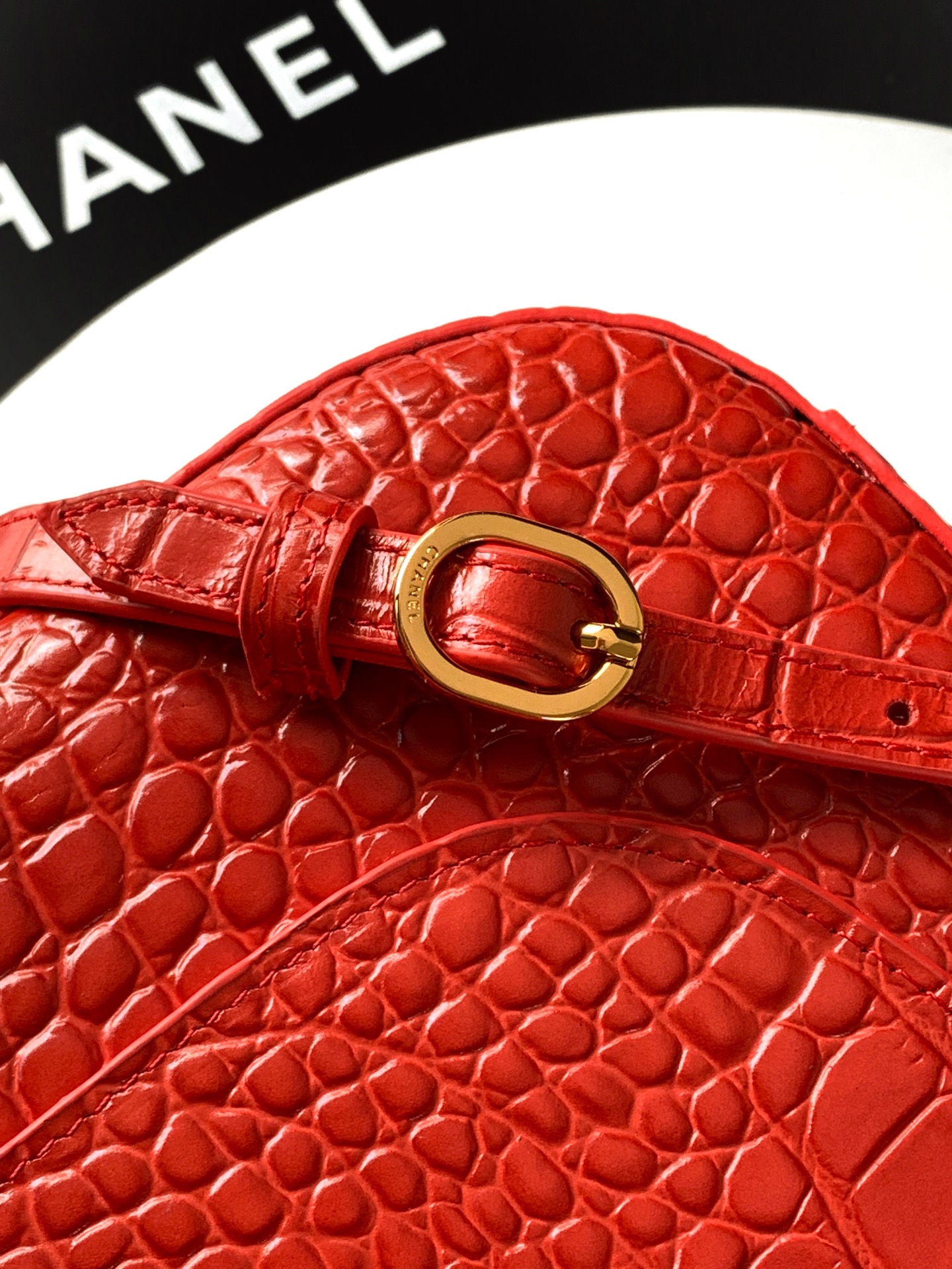 CHANEL Crocodile-Embossed Leather Shoulder Bag red