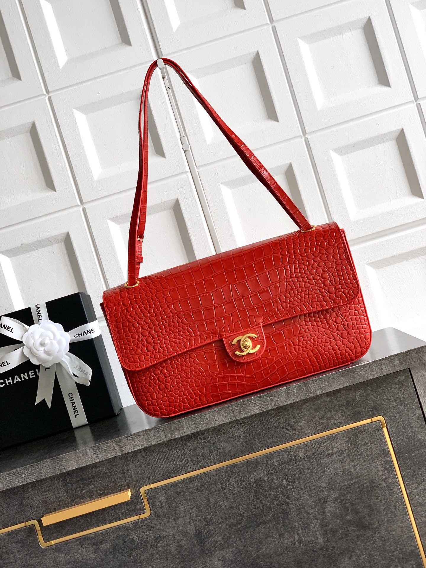 CHANEL Crocodile-Embossed Leather Shoulder Bag red