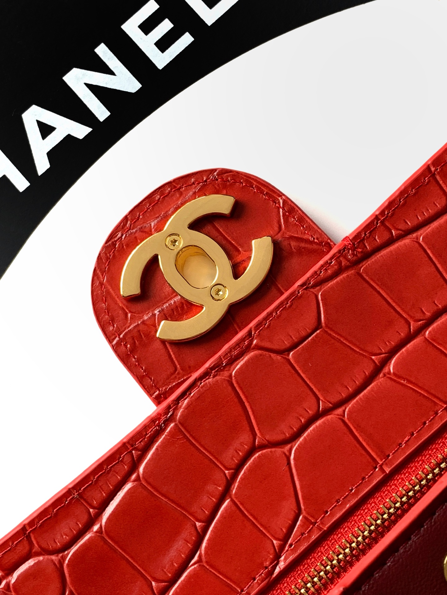 CHANEL Crocodile-Embossed Leather Shoulder Bag red