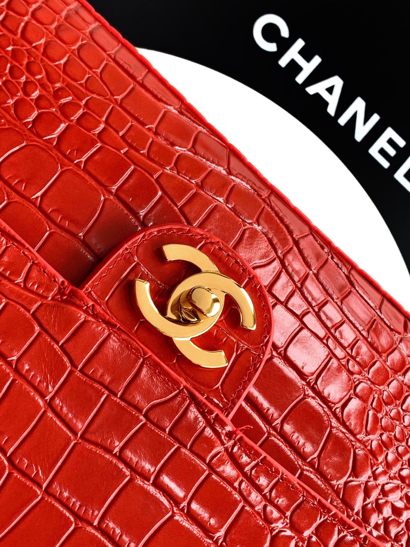 CHANEL Crocodile-Embossed Leather Shoulder Bag red