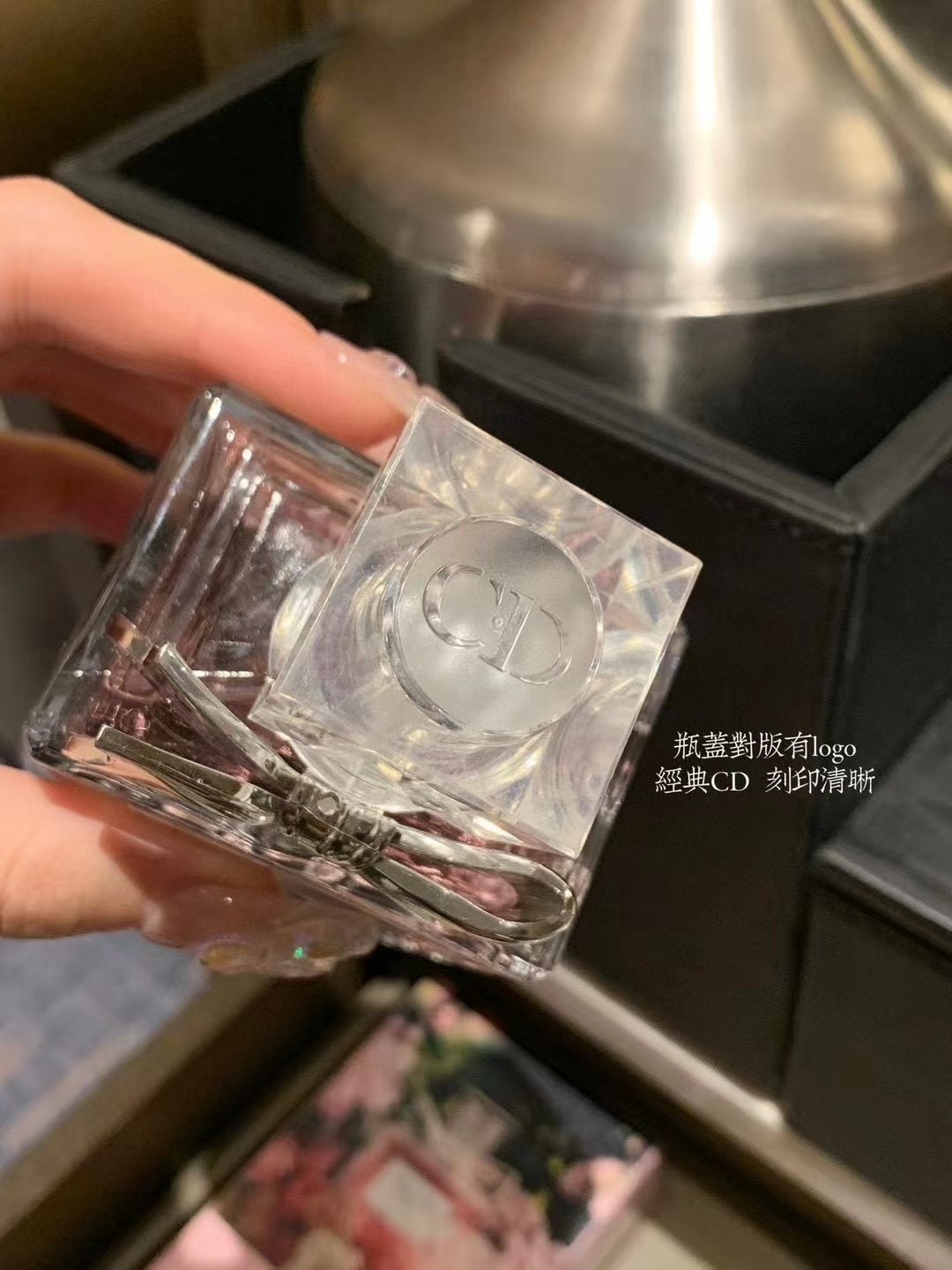 「海南免税店」售价:24💰专柜版
𝐃𝐢𝐨𝐫花漾甜心香水千万千万别错过这一波
香味1:1调试复刻  非廉价通货	
被我代理催上香水 好不容易搞了500瓶
D家最经典的招牌香水 初恋香没错了
一闻就爱上离不开 淡淡花果香一年四季都适合