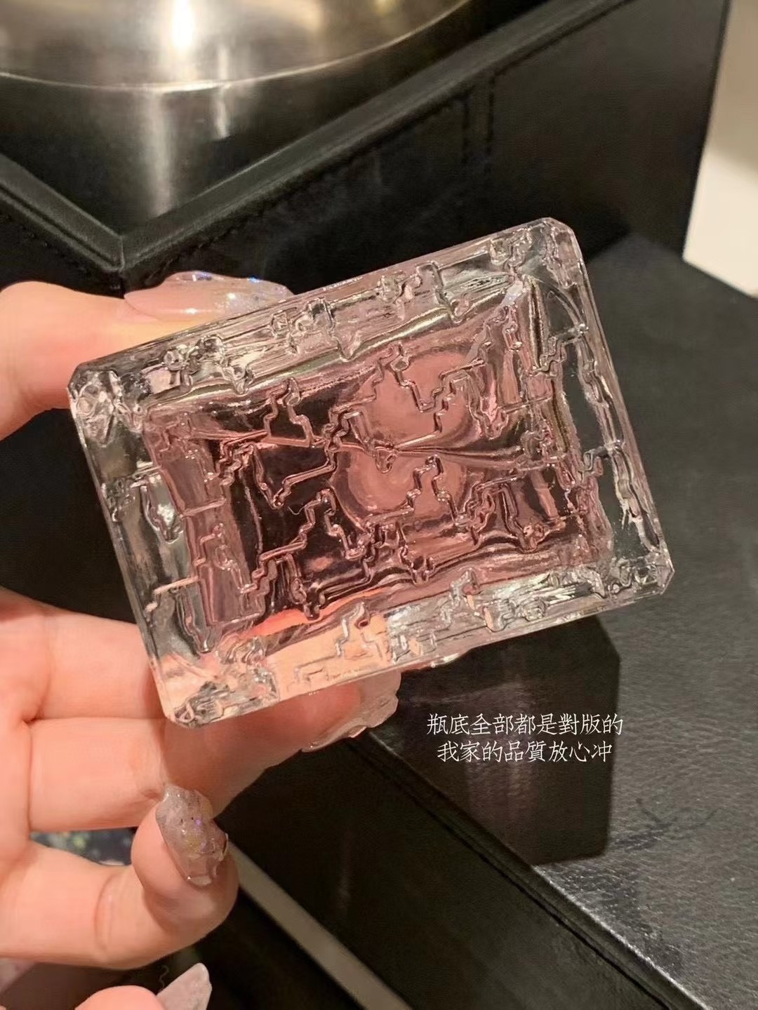 「海南免税店」售价:24💰专柜版
𝐃𝐢𝐨𝐫花漾甜心香水千万千万别错过这一波
香味1:1调试复刻  非廉价通货	
被我代理催上香水 好不容易搞了500瓶
D家最经典的招牌香水 初恋香没错了
一闻就爱上离不开 淡淡花果香一年四季都适合