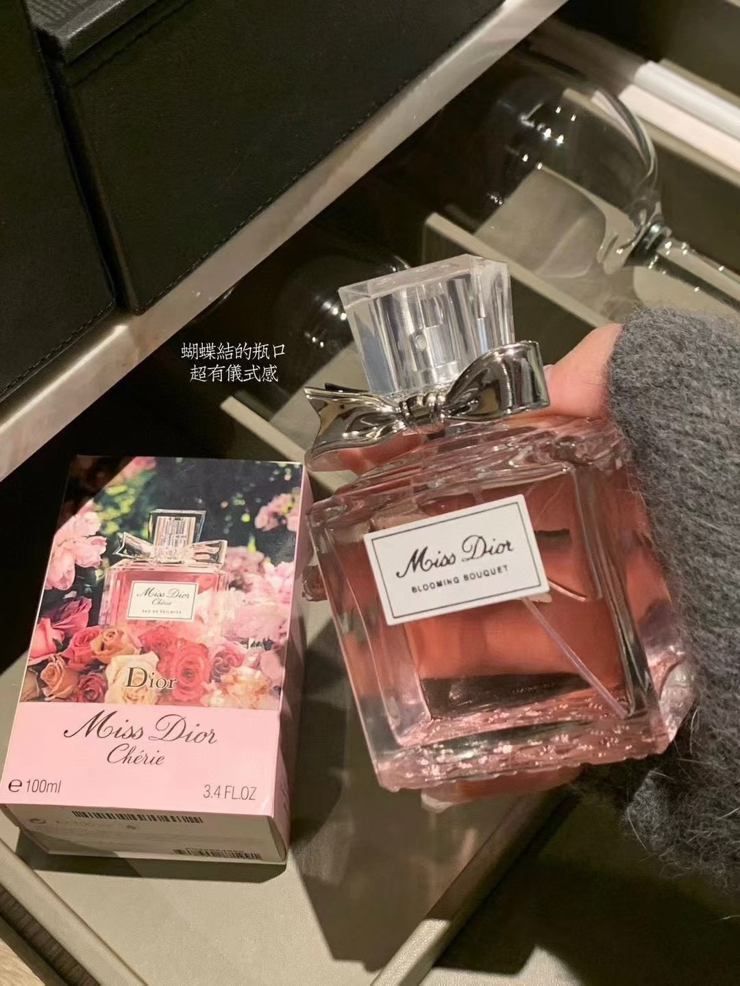 「海南免税店」售价:24💰专柜版
𝐃𝐢𝐨𝐫花漾甜心香水千万千万别错过这一波
香味1:1调试复刻  非廉价通货	
被我代理催上香水 好不容易搞了500瓶
D家最经典的招牌香水 初恋香没错了
一闻就爱上离不开 淡淡花果香一年四季都适合