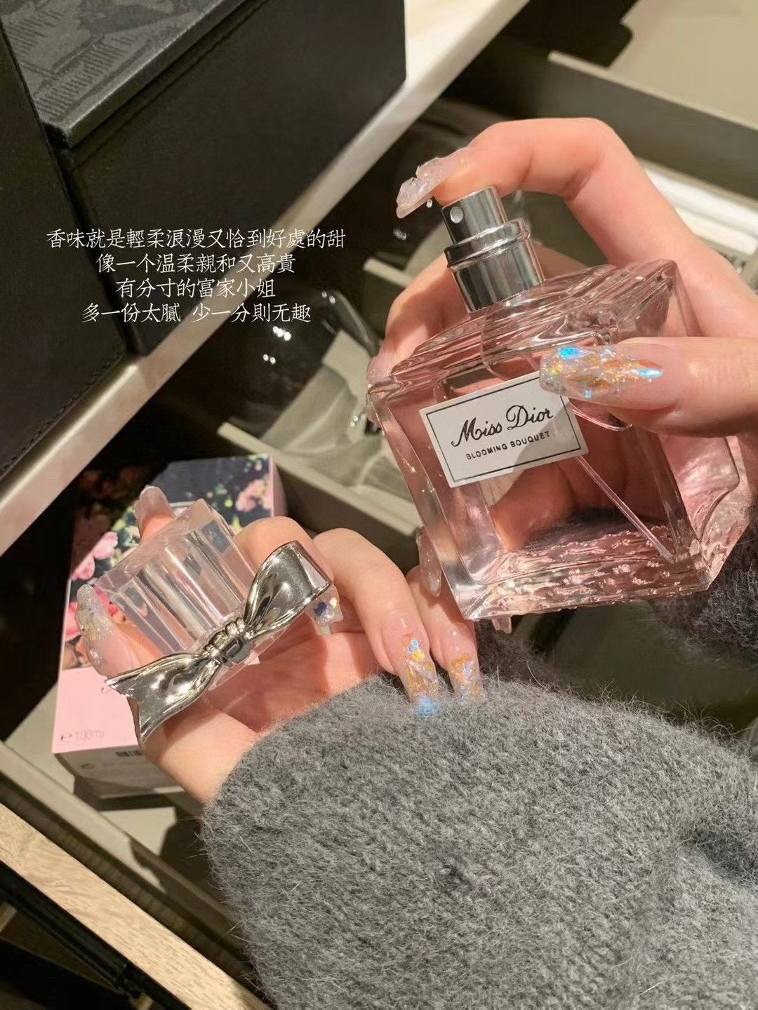 「海南免税店」售价:24💰专柜版
𝐃𝐢𝐨𝐫花漾甜心香水千万千万别错过这一波
香味1:1调试复刻  非廉价通货	
被我代理催上香水 好不容易搞了500瓶
D家最经典的招牌香水 初恋香没错了
一闻就爱上离不开 淡淡花果香一年四季都适合
