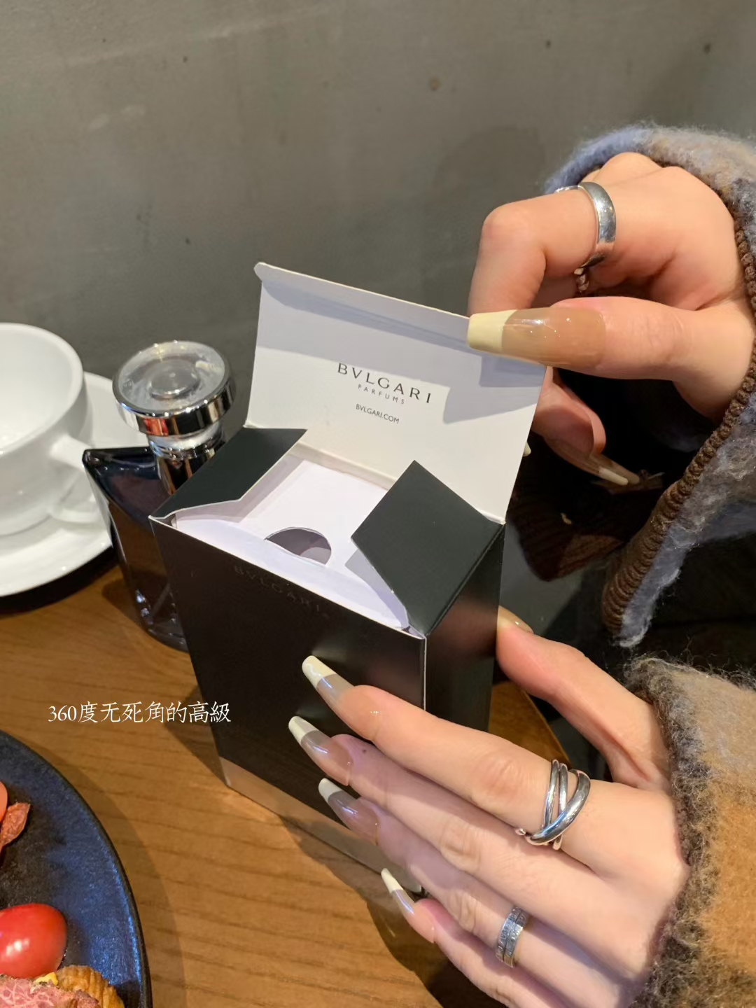 「海南免税店」售价:27💰专柜版
宝格丽夜幽香水整体给人是很仙气又干净的感觉
别人都卖200多 平衡了清冷与温柔