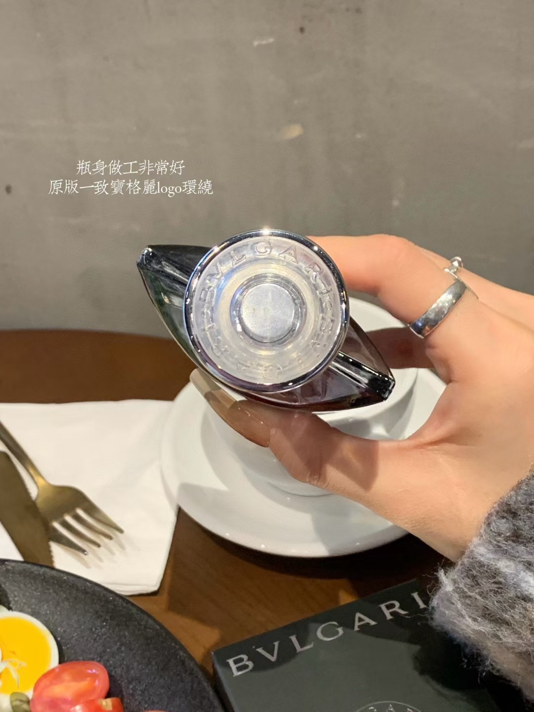 「海南免税店」售价:27💰专柜版
宝格丽夜幽香水整体给人是很仙气又干净的感觉
别人都卖200多 平衡了清冷与温柔