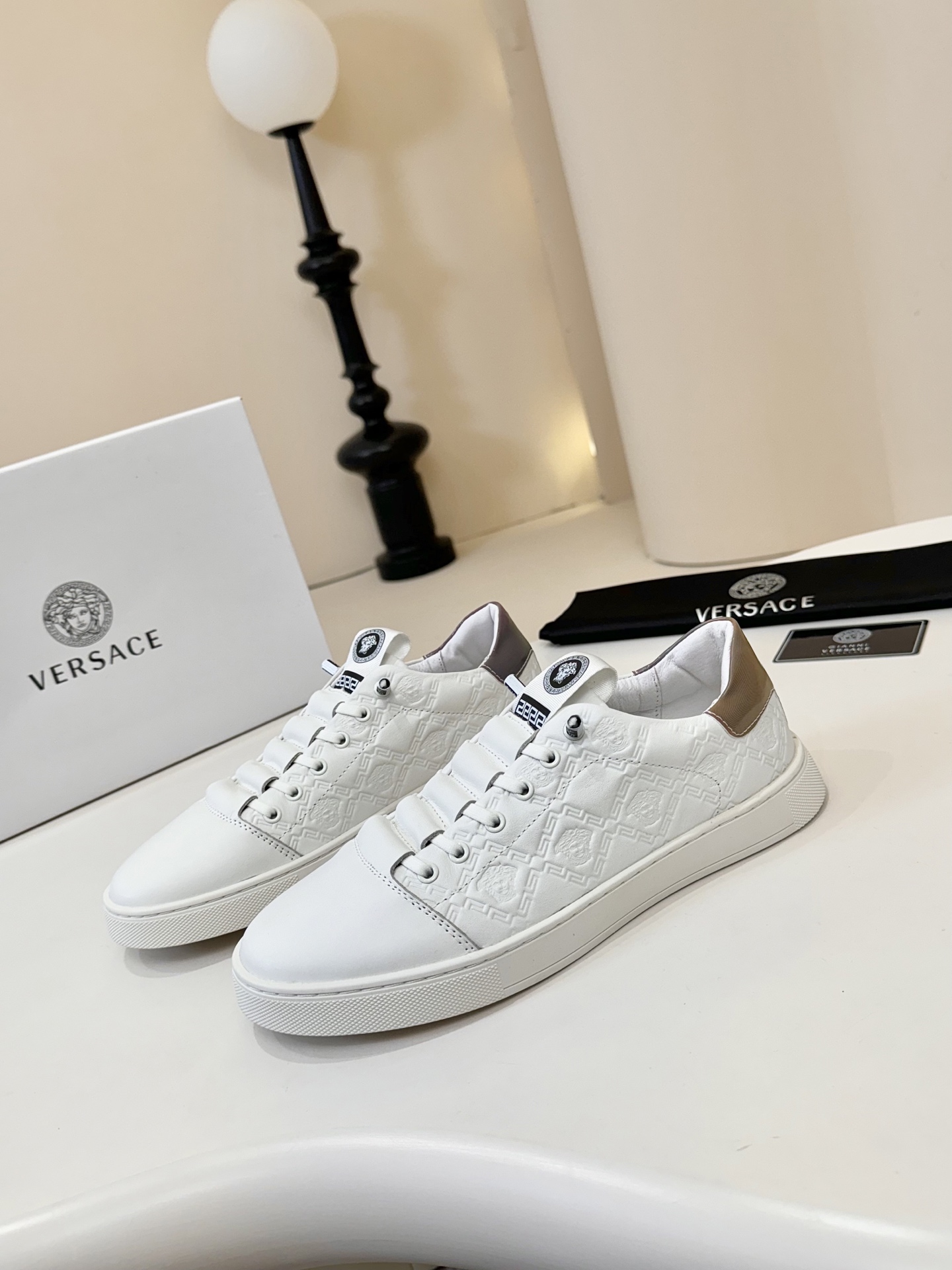 NO:510872,VERSACE Versace The world's top brands are luxurious quality //Casual and fashionable, high-end grade on the feet, giving you a low-key and luxurious comfort experience. The upper is made of pure Italian imported cowhide, with high-end pig skin lining, brand-specific materials are comfortable and breathable, and the brand is professionally created! Casual, elegant, luxurious and noble! Black and white two-color size38-44, versace, versace, cowhide19860909VERSACE范思哲 世界顶级品牌奢华品质//休闲时尚 上脚高档次 给你低调奢华的舒适体验.鞋面采用纯意大利进口牛皮,加高端猪皮内裡,品牌专用材料舒适透气,品牌专业打造！休闲大气上档次奢华尊贵! 黑白二色size38-44,,versace,versace,cowhide,Men's shoes