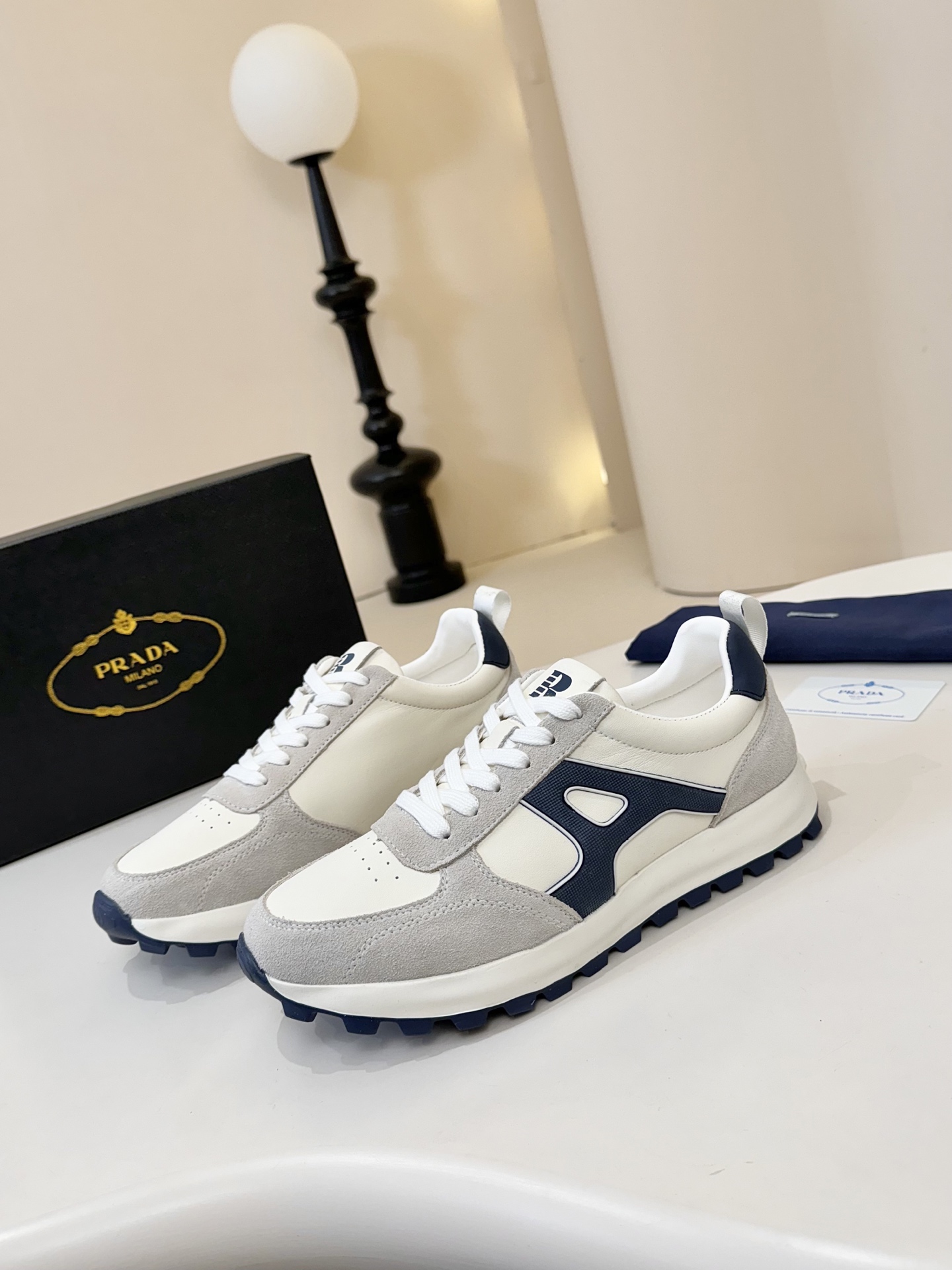 NO:357052,Prada Prada men's classic running shoes boldly try on and go to the counter. The fabric is imported matte cowhide fabric [(sheepskin inner lining) breathable mesh light fabric. Light sole, high-density latex pads on foot, which are highly consistent with the original one. The last is different from the market version. The foot is comfortable, light and high-end, size: 38~44 leather shoe sizes, white brown white, prada, prada, cowhide19860909普拉达prada男士经典跑步鞋 大胆试穿去专柜 面料采用进口磨砂牛皮面料[（羊皮内里）透气网状轻面料 轻盈大底,垫脚高密度乳胶垫,与原单保持高度一致,楦型不同于市场版,上脚舒适轻便又上档次,码数:38~44皮鞋码 白棕 白兰,,prada,prada,cowhide,Men's shoes