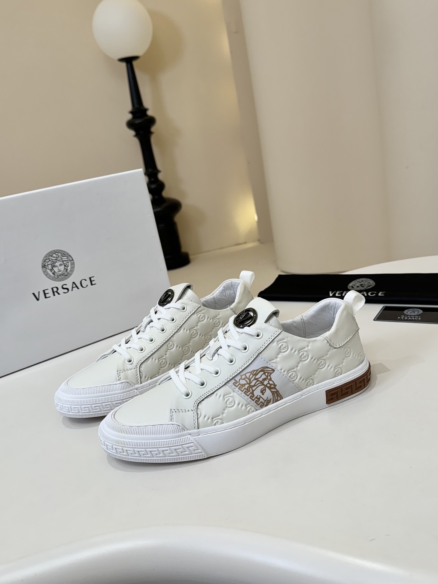 NO:357066,VERSACE Versace The world's top brands are luxurious quality //Casual and fashionable, high-end grade on the feet, giving you a low-key and luxurious comfort experience. The upper is made of pure Italian imported cowhide, with high-end pig skin lining, brand-specific materials are comfortable and breathable, and the brand is professionally created! Casual, elegant, luxurious and noble! Black and white two-color size38-44, versace, versace, cowhide19860909VERSACE范思哲 世界顶级品牌奢华品质//休闲时尚 上脚高档次 给你低调奢华的舒适体验.鞋面采用纯意大利进口牛皮,加高端猪皮内裡,品牌专用材料舒适透气,品牌专业打造！休闲大气上档次奢华尊贵! 黑白二色size38-44,,versace,versace,cowhide,Men's shoes