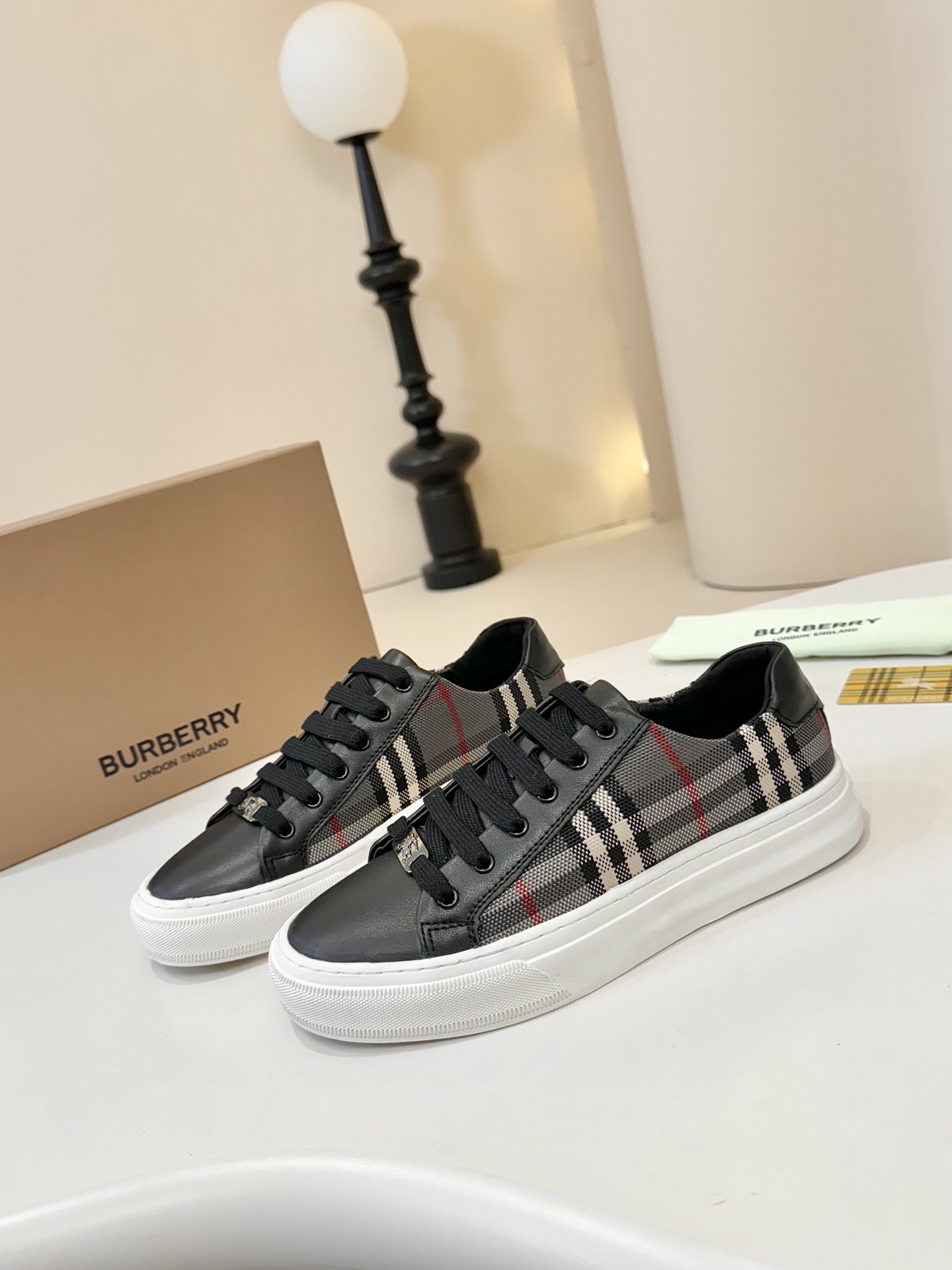 NO:357081,BURBERR*—Burberry’s high-end version. The counter is released simultaneously. The original cowhide imported from Italy is matched with the original mesh fabric splicing design. 