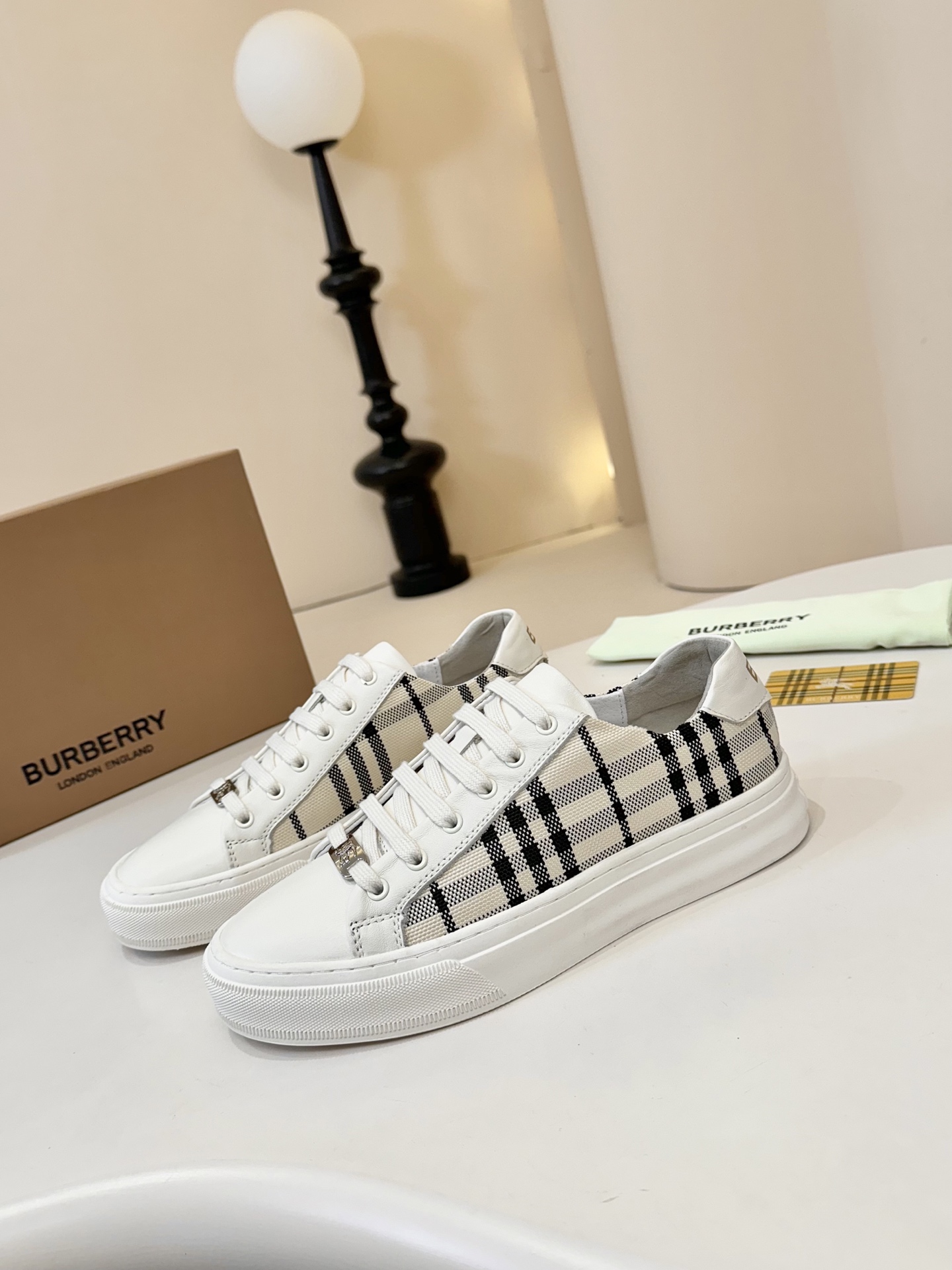 NO:357098,BURBERR*—Burberry’s high-end version. The counter is released simultaneously. The original cowhide imported from Italy is matched with the original mesh fabric splicing design. 