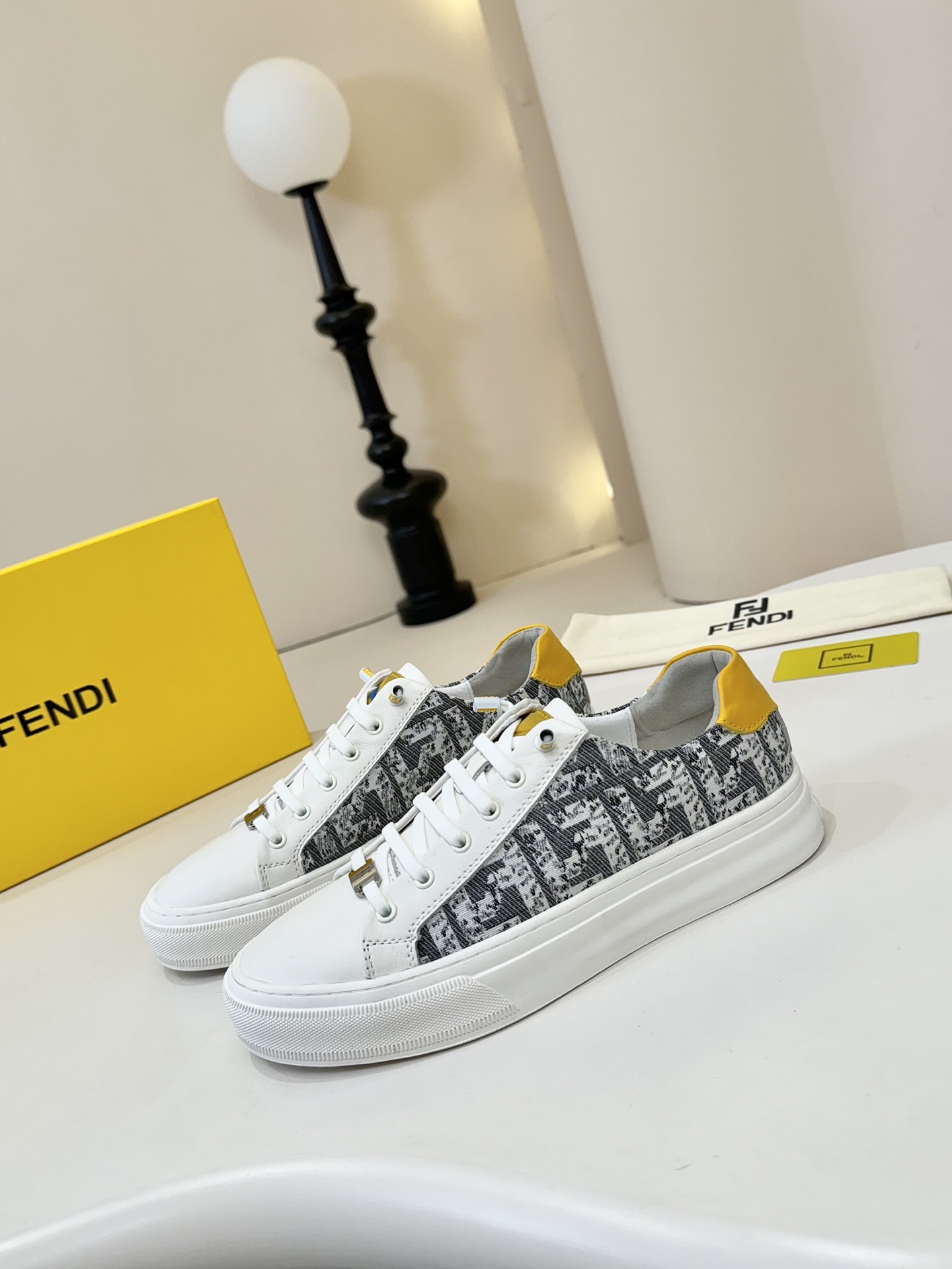 NO:357131,FENDI FElDl men's classic casual shoes boldly try on and go to the counter. The fabric is made of imported breathable ice silk splicing head layer cowhide [strong] + pig skin inner lining, rubber sole, high-density latex pad, which is highly consistent with the original single, the last is different from the market version, the foot is comfortable, light and high-end, size: 38~44 leather shoe size, white, black, fendi, cowhide19860909芬迪FElDl男士经典休闲鞋 大胆试穿去专柜 面料采用进口透气冰丝拼接头层牛皮[强]＋猪皮内里 橡胶大底,垫脚高密度乳胶垫,与原单保持高度一致,楦型不同于市场版,上脚舒适轻便又上档次,码数:38~44皮鞋码 白色 黑色,,fendi,cowhide,Men's shoes