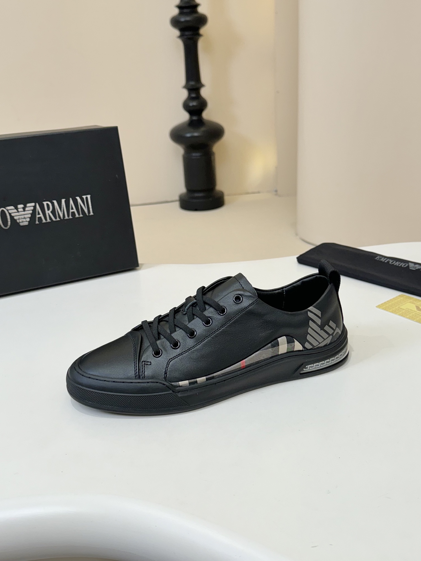 NO:510876,[Armani] Armani mainly promotes the popular high-end series of casual board shoes for men, with classic designs, becoming the never-ending fashion darling, classic casual style. It uses top layer cowhide and pig leather inner [Sun] [Sun] brand special sole, wear-resistant, lightweight, the overall design is harmonious and unified without lacking personality. You deserve it!  Flying color black and white, armani,armani,cowhide19860909【Armani】阿玛尼主推爆款 高端系列休闲板鞋男鞋,以经典的设计成为永不落幕的时尚宠儿,经典的休闲造型.采用头层牛皮料,猪皮内里[太阳][太阳]品牌专用大底,耐磨,轻便,整体设计和谐统一又不缺乏个性 你值得拥有！飞颜色黑色、白色,,armani,armani,cowhide,Men's shoes