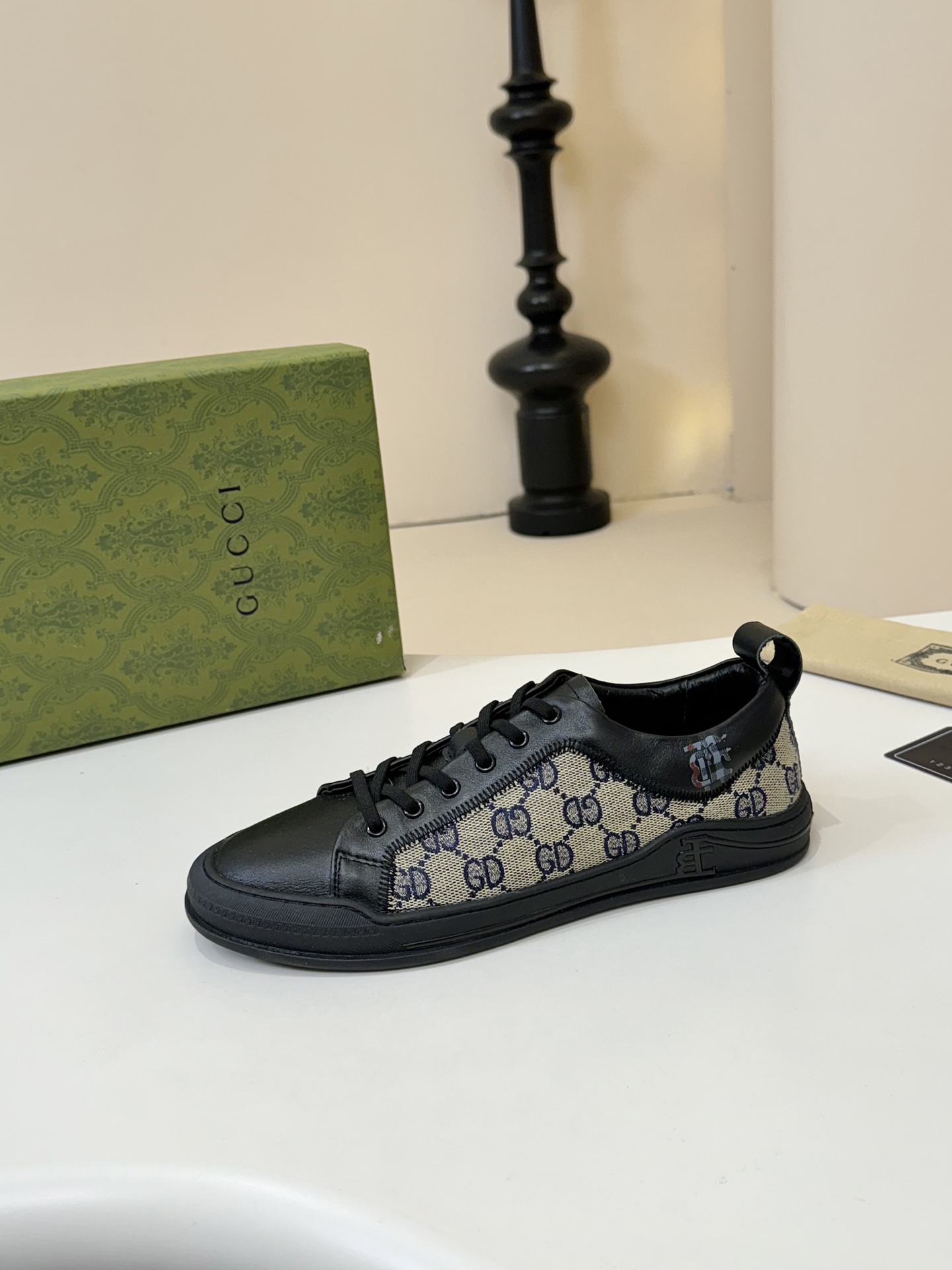 NO:510882,(Guqi Burberry joint model) [Deyi] Original single hit, imported calfskin paired with original waterproof high-end fabric, original outsole 11 original board pigskin inner lining, shoe body accessories one to one mold, counter quality, you are still worried about wearing and matching shoes, then you are your best choice for this shoe!  Count 38-44 Black White, Burberry, cowhide19860909（古奇 巴宝莉联名款）[得意]原单爆款,进口小牛皮搭配原版防水高档面料,原版大底11原板 猪皮内里,鞋身配件一比一开模, 专柜品质 亲们你还为穿着搭配鞋发愁,那这款鞋你就是你不二的选择！码数38-44 黑色 白色,,burberry,cowhide,Men's shoes