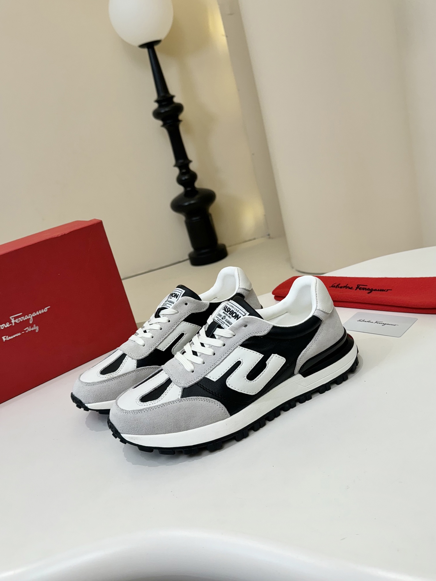 NO:510885,Four seasons new casual dad shoes (Ferragamo) low-top trendy men's shoes, the upper is imported Italian cowhide with special matte leather, full sheepskin lining, original non-slip sole!  The style is high-profile and elegant, and the foot is versatile and fashionable. A large number of spot photos must be sold!  38-44 Black White, ferragamo,cowhide,sheepskin19860909四季新款休闲老爹鞋（菲拉格慕）低帮潮流男鞋,鞋面采用意大利进口牛皮搭配特殊磨砂皮料,全羊皮内里,原版防滑大底！款式高调大气,上脚百搭时尚,大量现货转图必卖！38-44 黑色 白色,,ferragamo,cowhide,sheepskin,Men's shoes