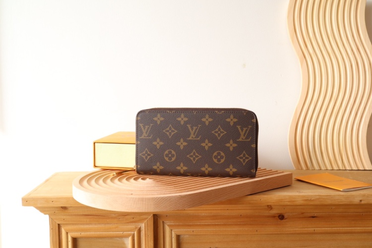 Louis Vuitton Monogram Canvas Zippy Wallet, Practical and Elegant Design 1 Louis Vuitton Monogram Canvas Zippy Wallet, Practical and Elegant Design