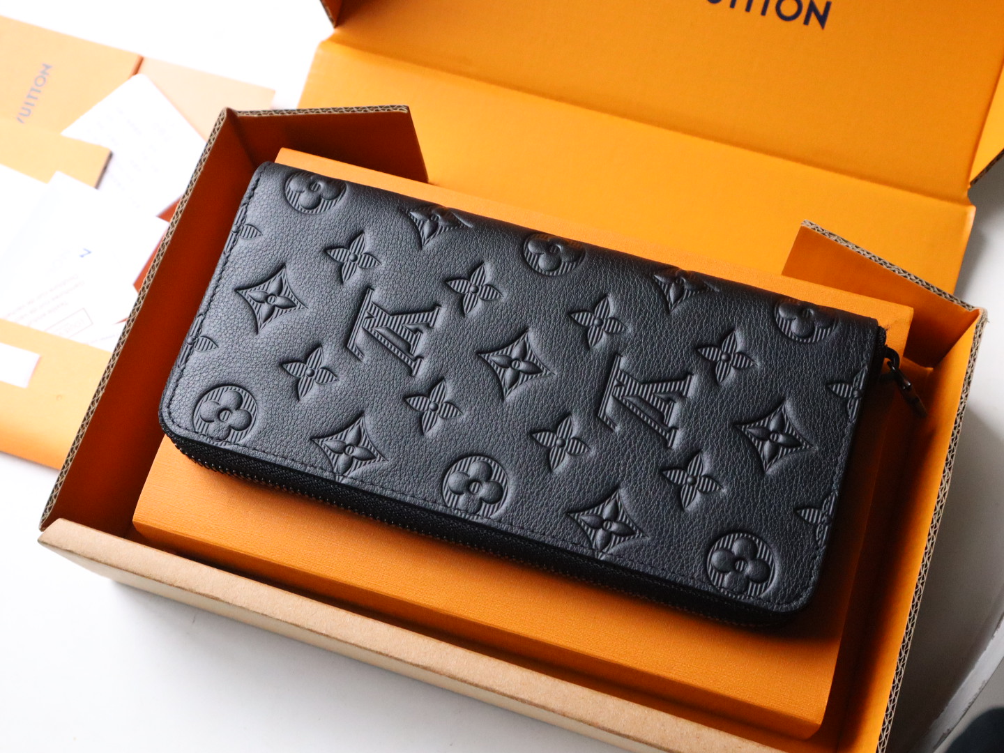 Louis Vuitton Zippy Vertical Portemonnee - Taïga Leer - Elegant en Functioneel