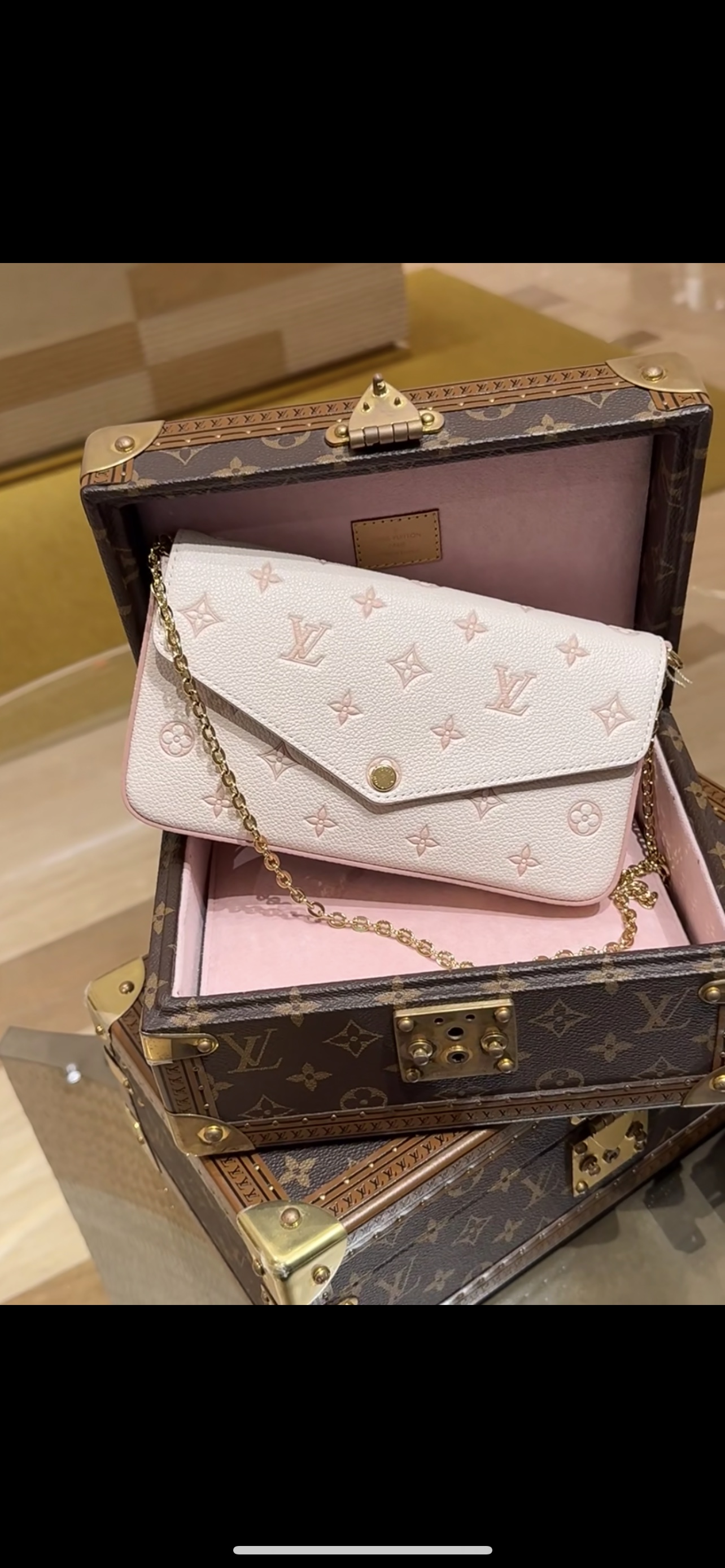 NO:551834,[ochette Félicie chain bag] m64064 15968 milky apricot color (jacquard) model picture,19860909【ochette Félicie 链条包】m64064 15968奶杏色色（提花）模特图,,Bag