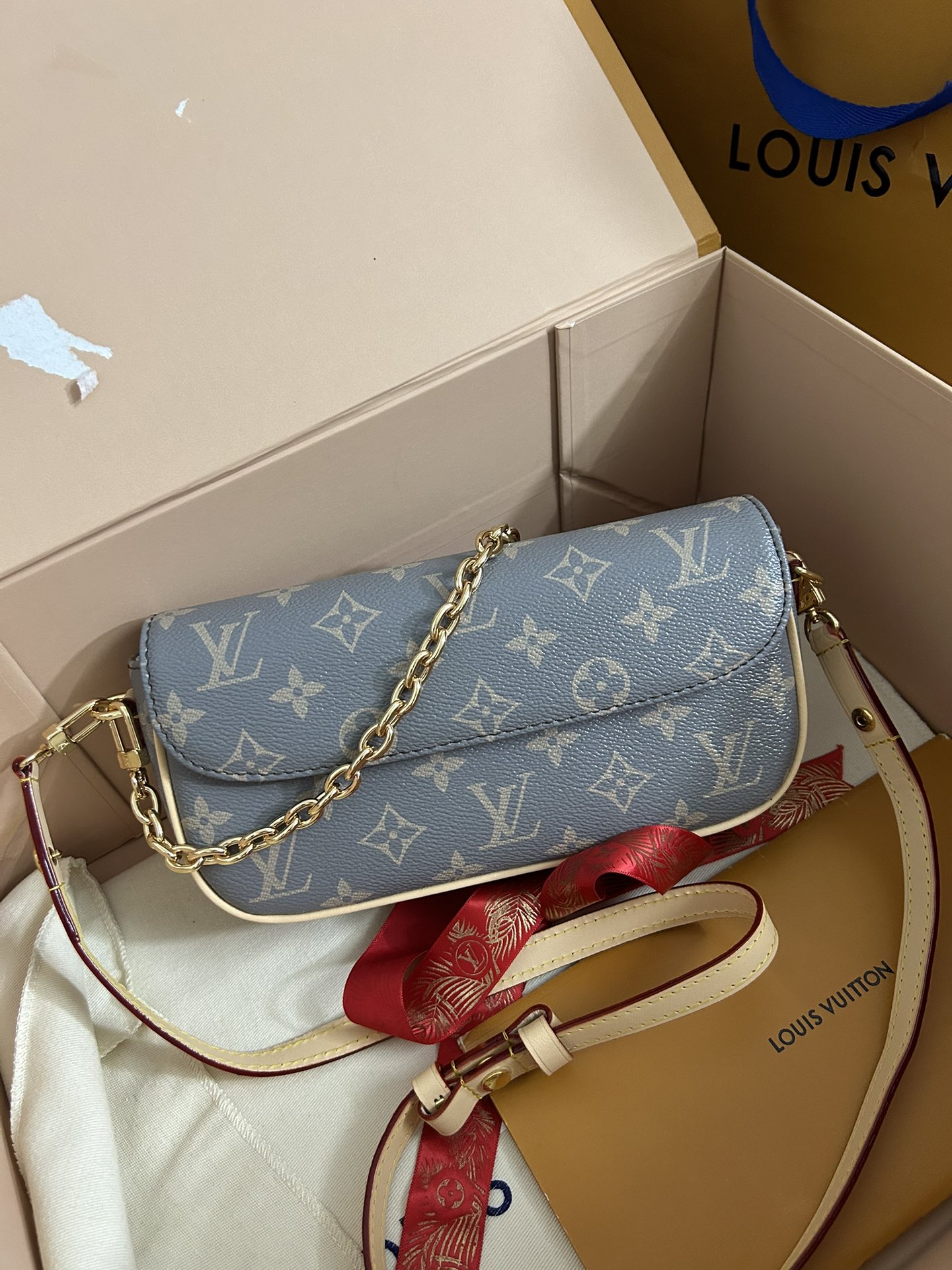 NO:185675,Genuine Grade M12778 (Chip Version) This wallet chain Ivy was originally inspired by the 200s Sac Recoleta, on display in the Fall and Winter Troop series. It is designed to match the ready-to-wear collection, made from Monogram canvas from the House and decorated with gold hardware. Three card slots and a zippered inner pocket organize everyday essentials. Dimensions 23.5 x 12 x 4.3 cm, Genuine Grade LV, louis vuitton, wallets19860909正品级 M12778（芯片版）这款钱包链常春藤最初灵感来自00年代的Sac Recoleta,在秋冬T台系列中展出.它旨在与成衣系列相匹配,由众议院的Monogram帆布制成,并饰有金色硬件.三个卡槽和一个拉链内袋整理日常必需品.尺寸23.5 x 12 x 4.3厘米,正品级LV,louis vuitton,wallets,Bag