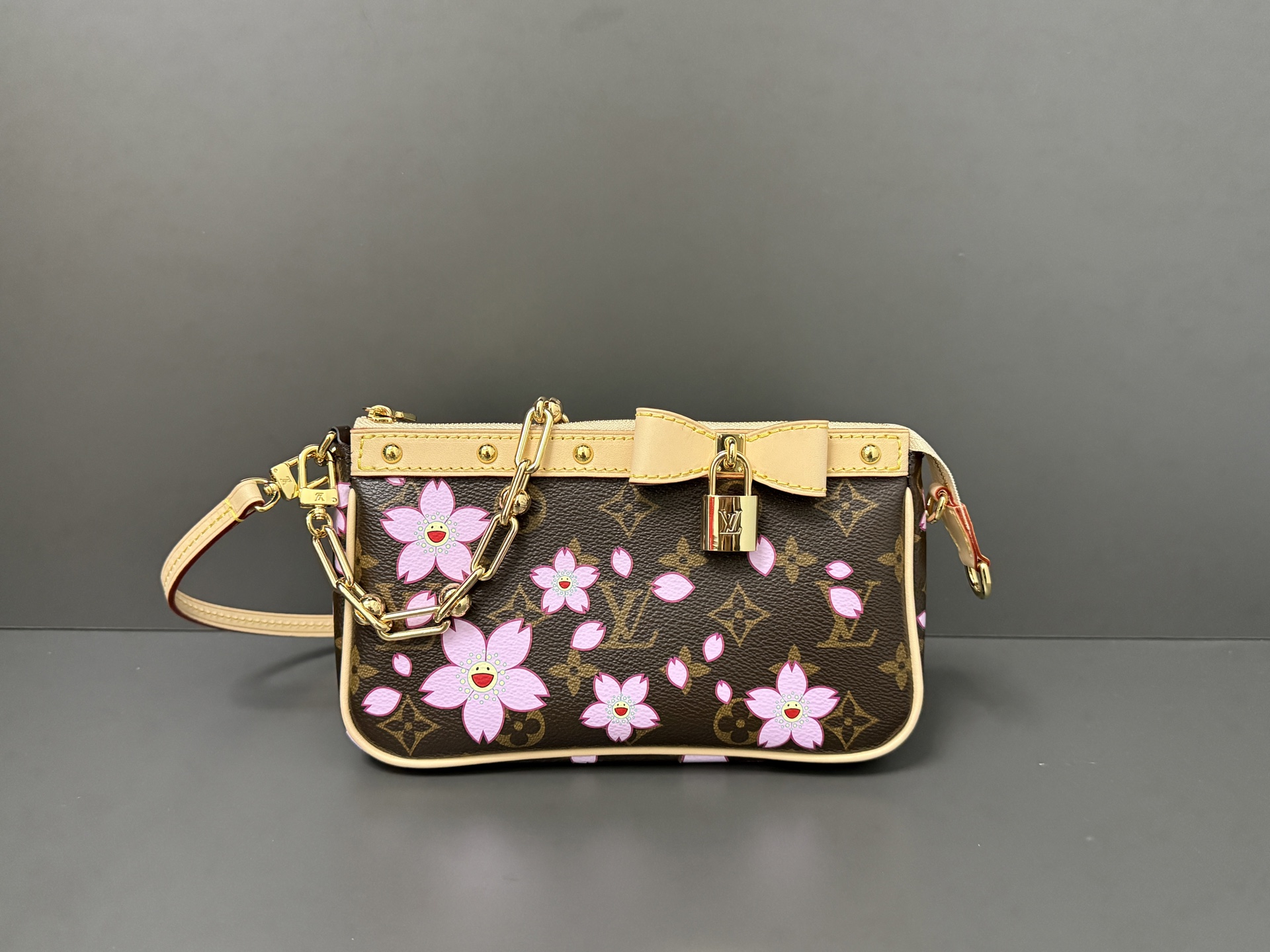 NO:187333,Super-grade original leather M13666 (163 chip) This Pochette Accessoires handbag is a classic Monogram canvas that incorporates the bright Cherry Blossom pattern written by Takashi Murakami, which uses a fun style to show the distinctive elements of the Louis Vuitton x Takashi Murakami replica series. Leather bow and LV inscription padlock lit up the upper edge, dazzling staples and removable chains inject a hint of unruly atmosphere. 13 x 4 x 22 cm, LV special version, louis vuitton, louis vuitton19860909特级 原厂皮 M13666（163芯片）本款 Pochette Accessoires 手袋为经典 Monogram 帆布融入村上隆笔下的明媚 Cherry Blossom 图案,以玩趣格调道出路易威登 x 村上隆复刻系列的鲜明元素.皮革蝴蝶结与 LV 铭纹挂锁点亮上缘,耀目饰钉与可拆卸链条注入一丝不羁气息.13 x 4 x 22 厘米,LV特级版本,louis vuitton,louis vuitton,Bag