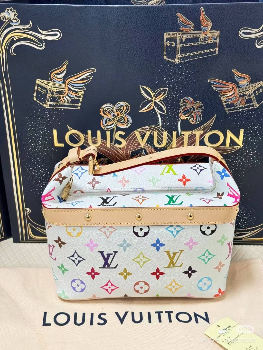 LV Style White Bag style reference detail image 9 from source 760057