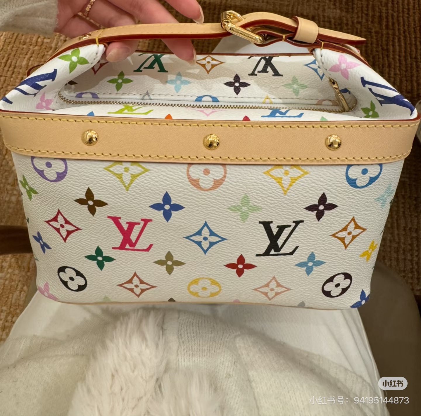 LV Style White Bag style reference detail image 4 from source 760057