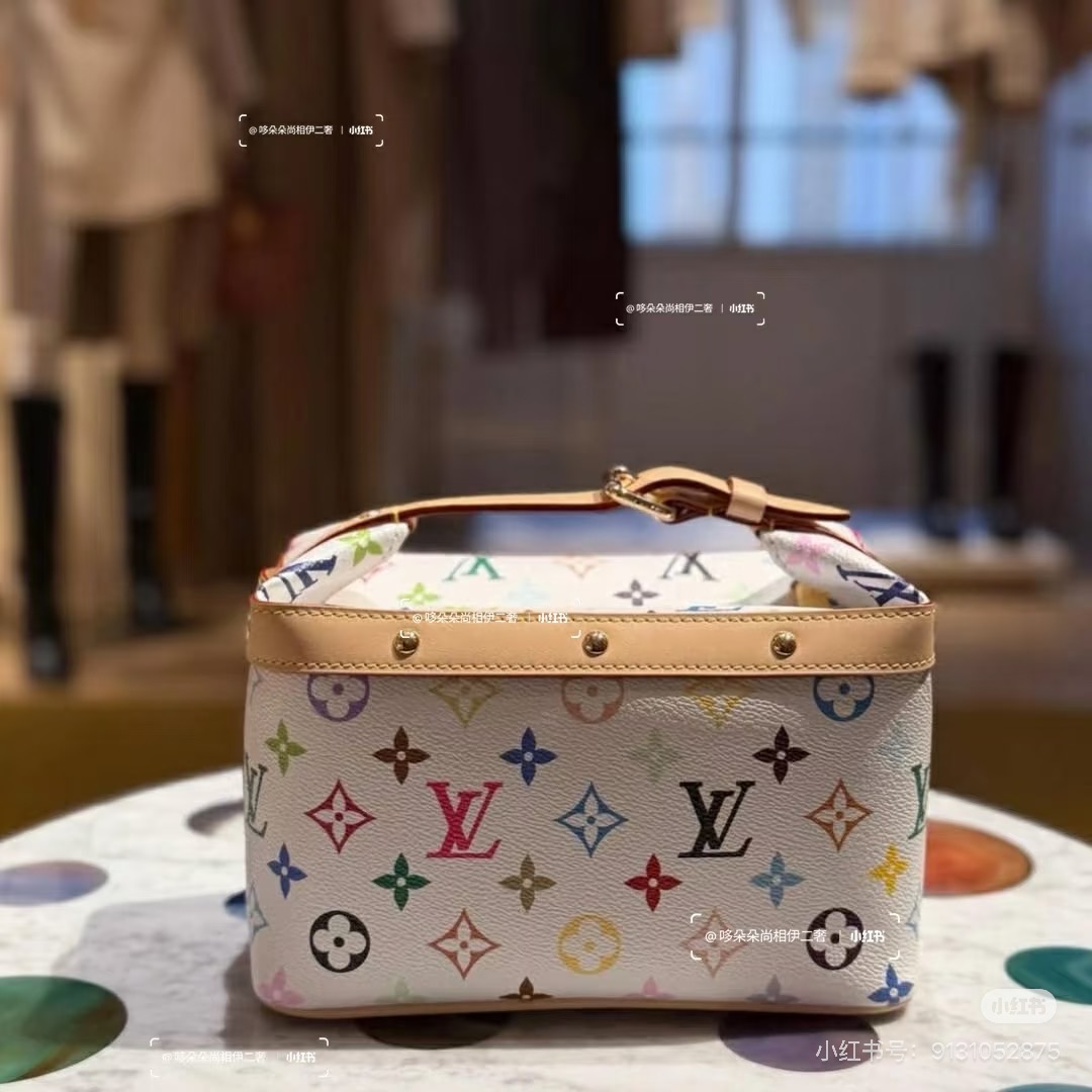 LV Style White Bag style reference detail image 1 from source 760057