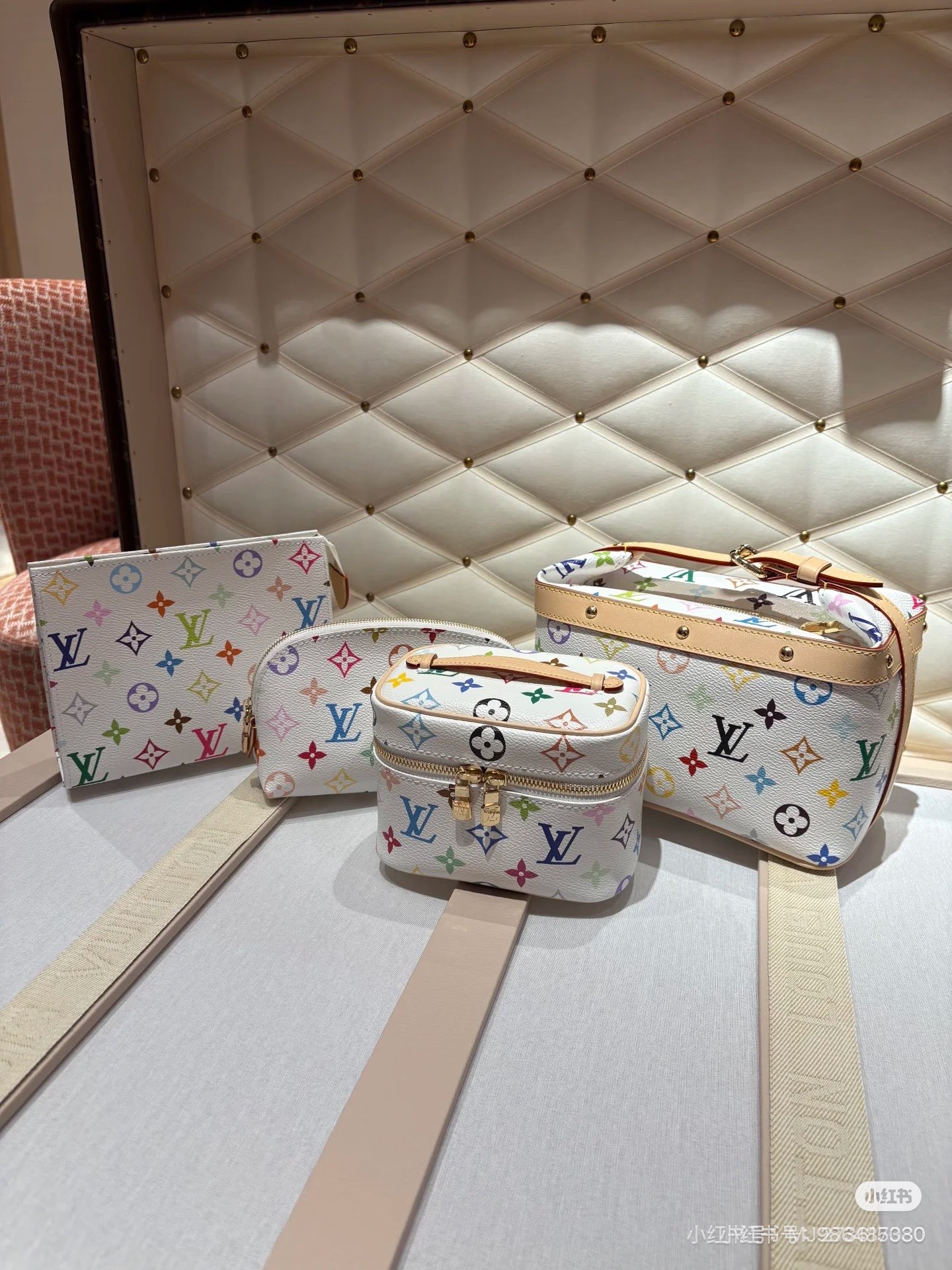 LV Style White Bag style reference detail image 8 from source 760057