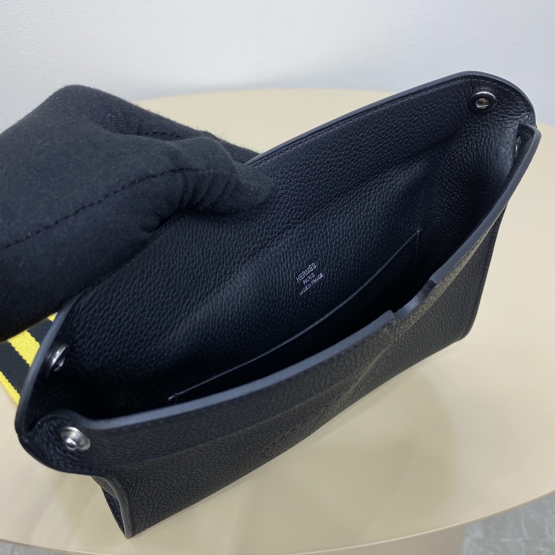 videpoches👝新款餐盘包|||男生新款包，大家喜欢叫作餐盘包，官方叫videpoches 
当代男款伊芙琳，简约耐看，男女都可以背，注定是爆款的一款包～
肩带可以调节 可以当作胸包 也可以挎到背后
平时穿运动休闲风的时候背背挺合适的。
尺寸：27*14*4cm
（长深宽）